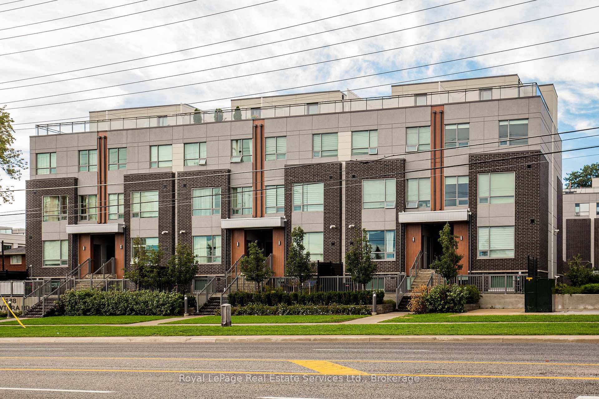 Open Concept townhome In Sought After Lakeview Community Of South Mississauga.