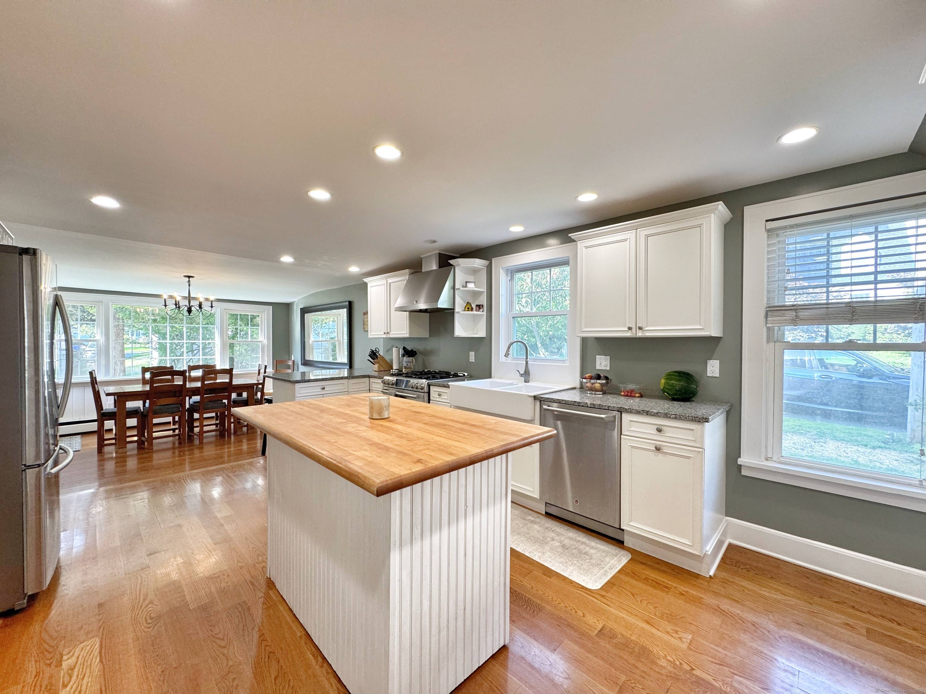 Stunning 3 bedroom, 2 full bath in East Norwalk !