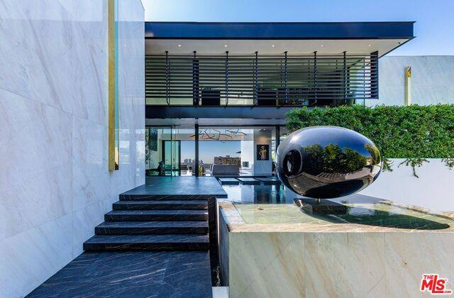 1369 LONDONDERRY PL Sunset Strip LA