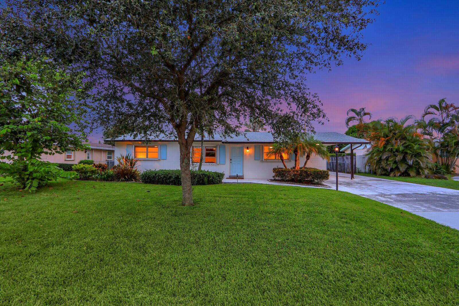 Beautiful Home Beautiful Location off Prosperity Farms Road in the heart of Palm Beach Gardens.