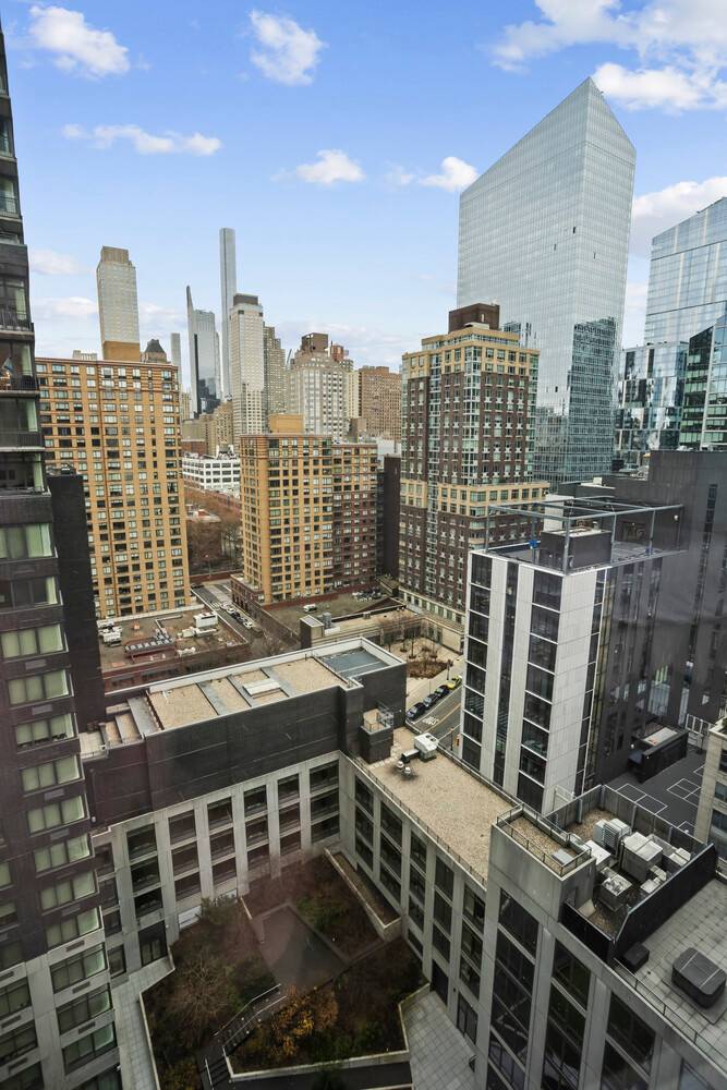 Spacious and bright 1 Bedroom Apartment with Eastern Courtyard amp ; City Views This stunning 772 sq.