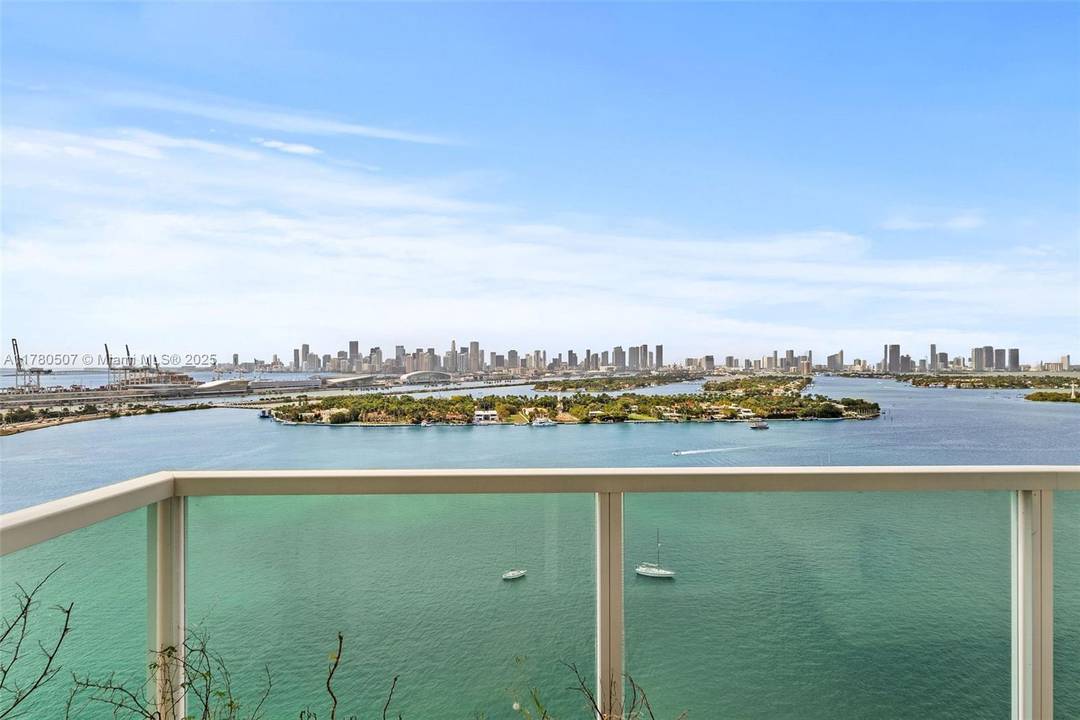 Premier corner line at The Floridian with a wraparound balcony and stunning views of Biscayne Bay, Star and Palm Islands, and the Downtown Miami skyline.