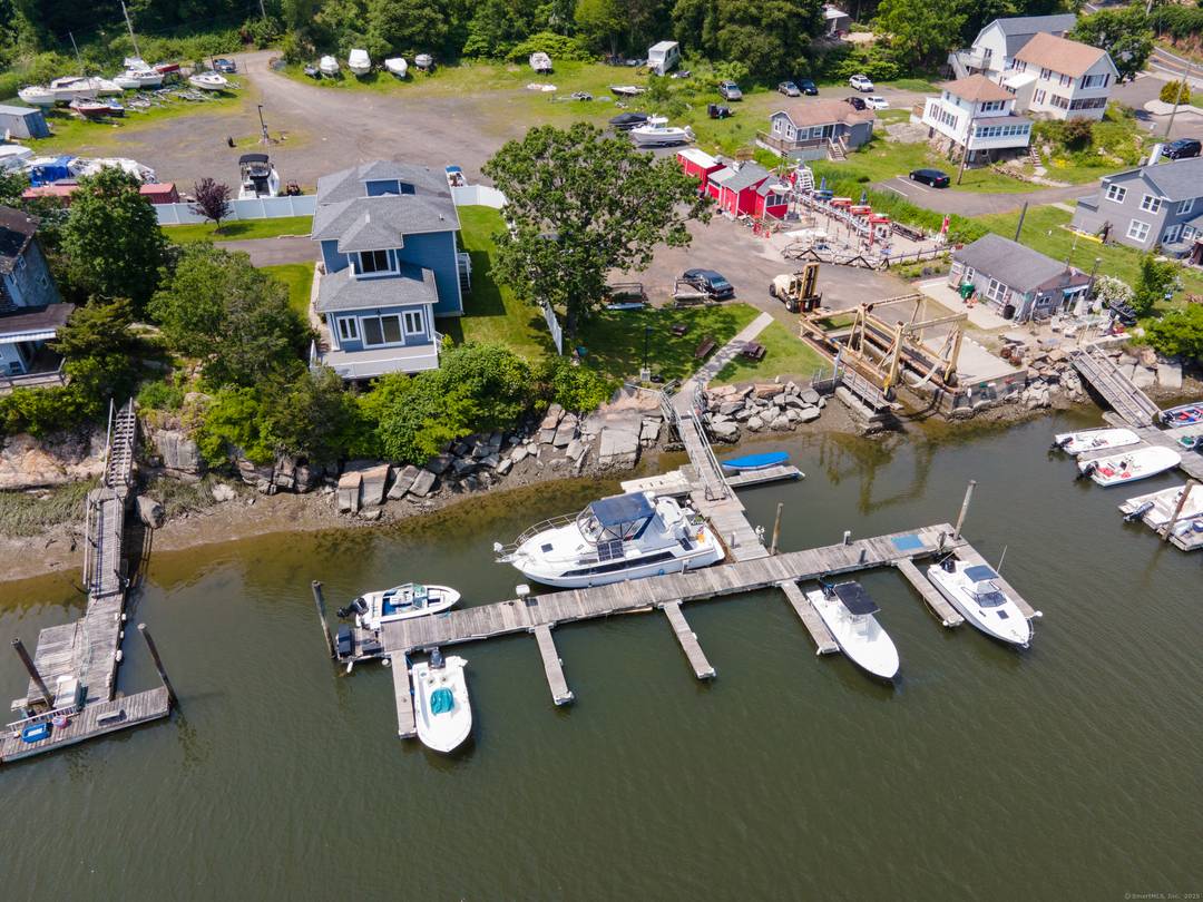 Come live on the Farm River against the shore, and panoramic views of the water stretching out to the Long Island Sound.