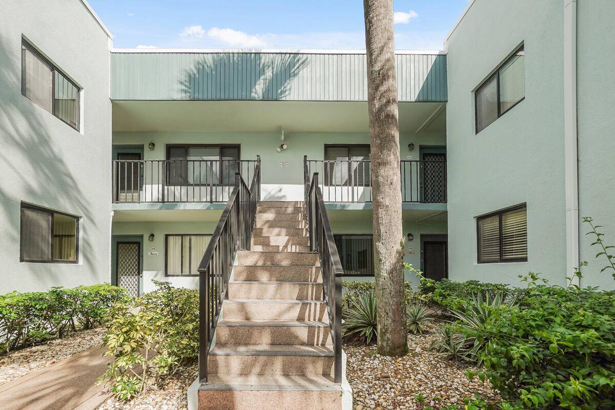 A must see fully renovated ''Clean Modern Look'' condo on the second floor within thegated community of Lakes of Delay, that offer many adult activities from a clubhouse renovations coming ...