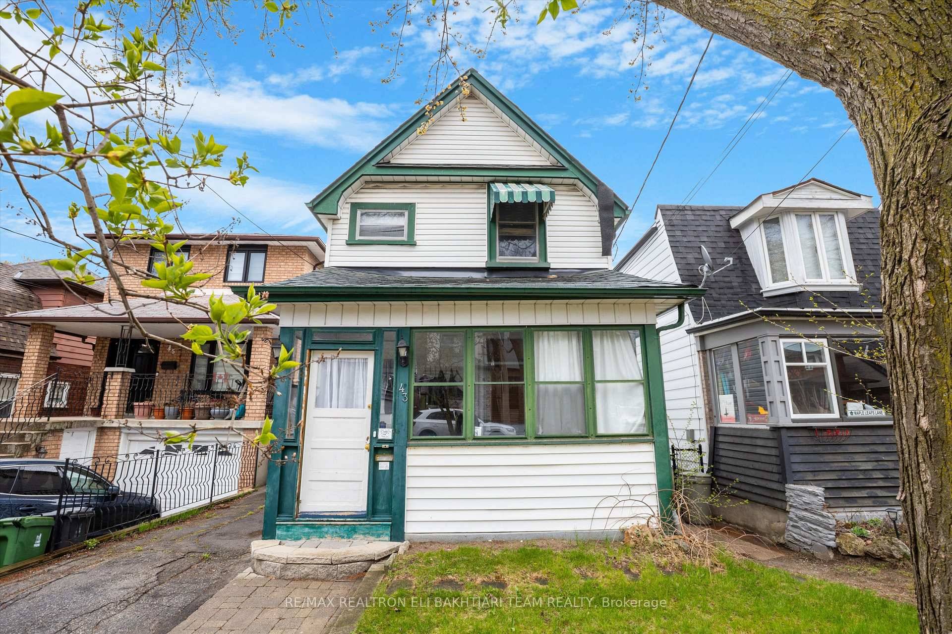 Client Remarks ATTENTION ALL BUILDERS AND INVESTORS Welcome to your dream home in one of East Yorks most desirable and family friendly neighbourhoods !