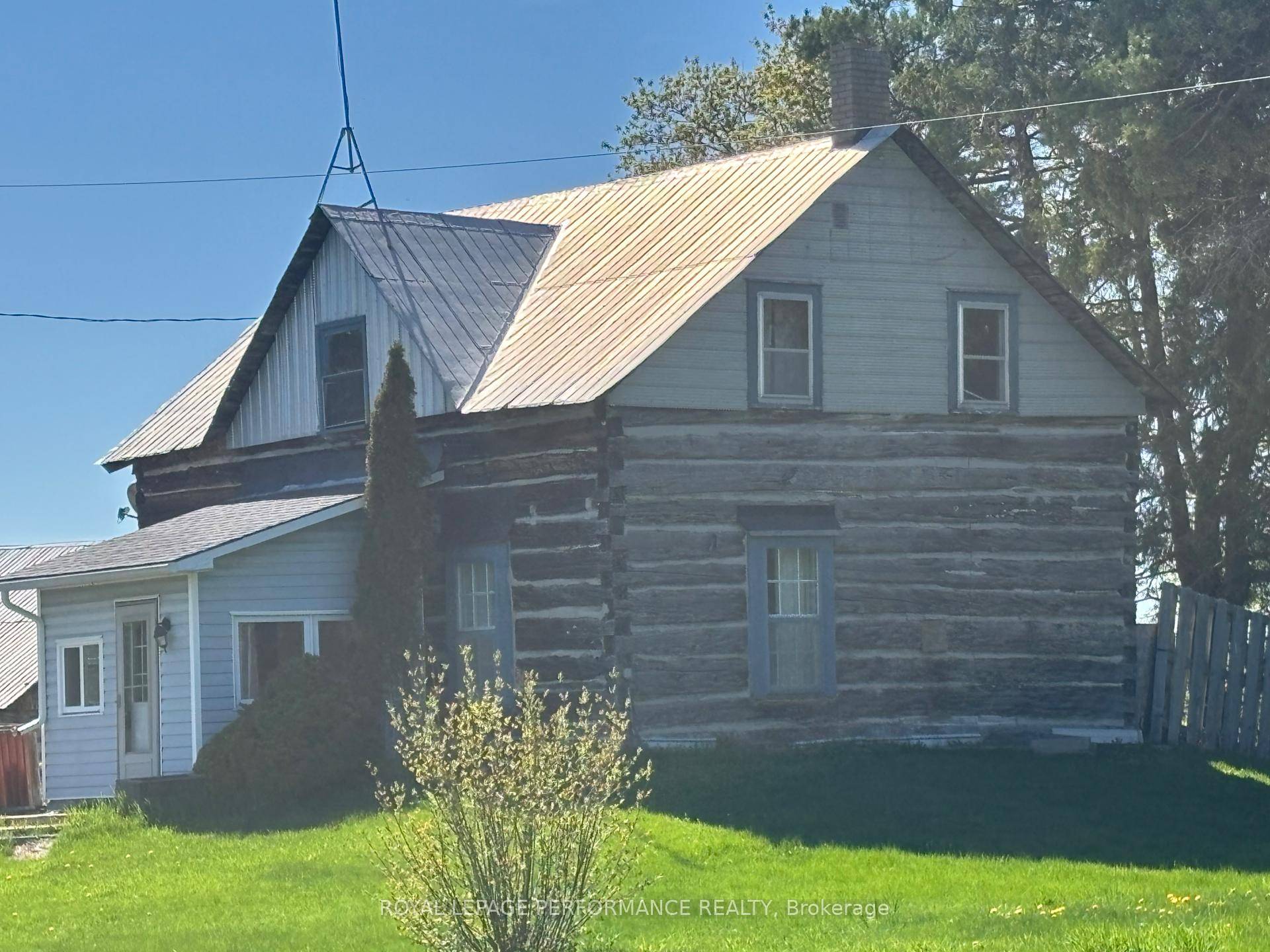 Charming Country Retreat Prime Location, Just Minutes from the City !