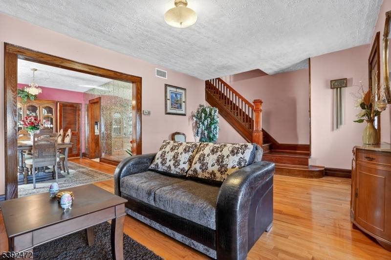 Welcome to this charming Colonial in the heart of Union !