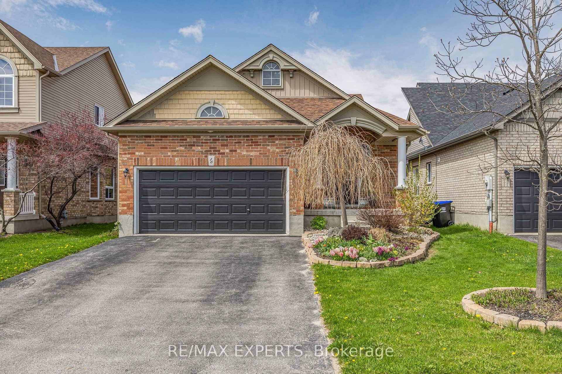 Collingwood is Calling ! Welcome to this beautifully maintained 3 bedroom bungaloft, nestled in one of Collingwoods most sought after neighbourhoods Creekside.
