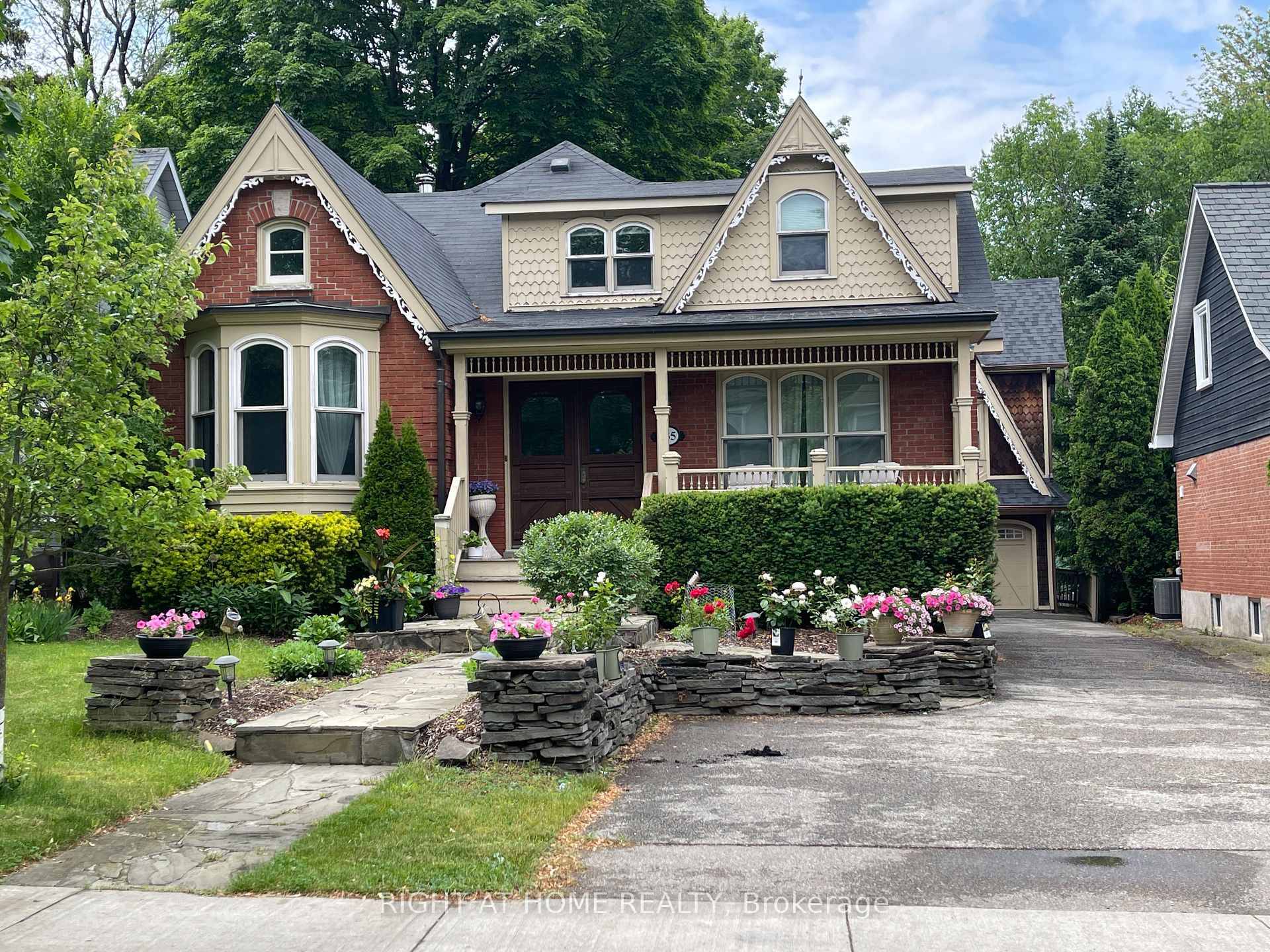 Beautiful 4000 Sf Home Nestled On A Tree Lined Street In Charming Old Oakville.