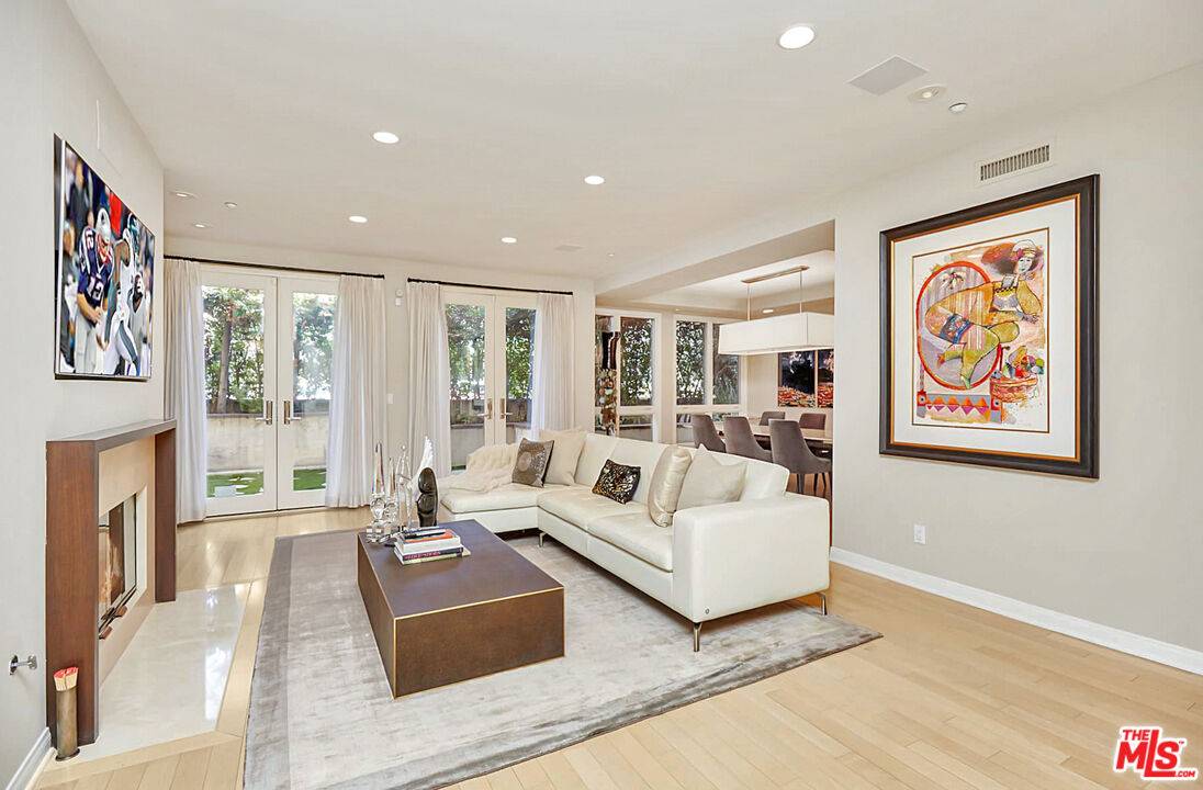 121  N Almont Dr 2BR Beverly Grove La