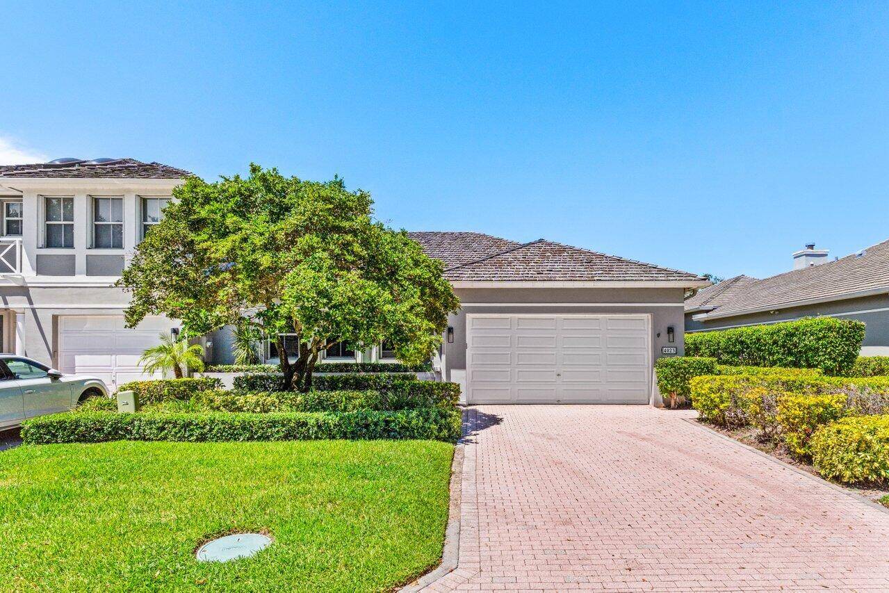 Stunning 3 BD 2 BA situated on the golf course in Cambridge of Woodfield Country Club.