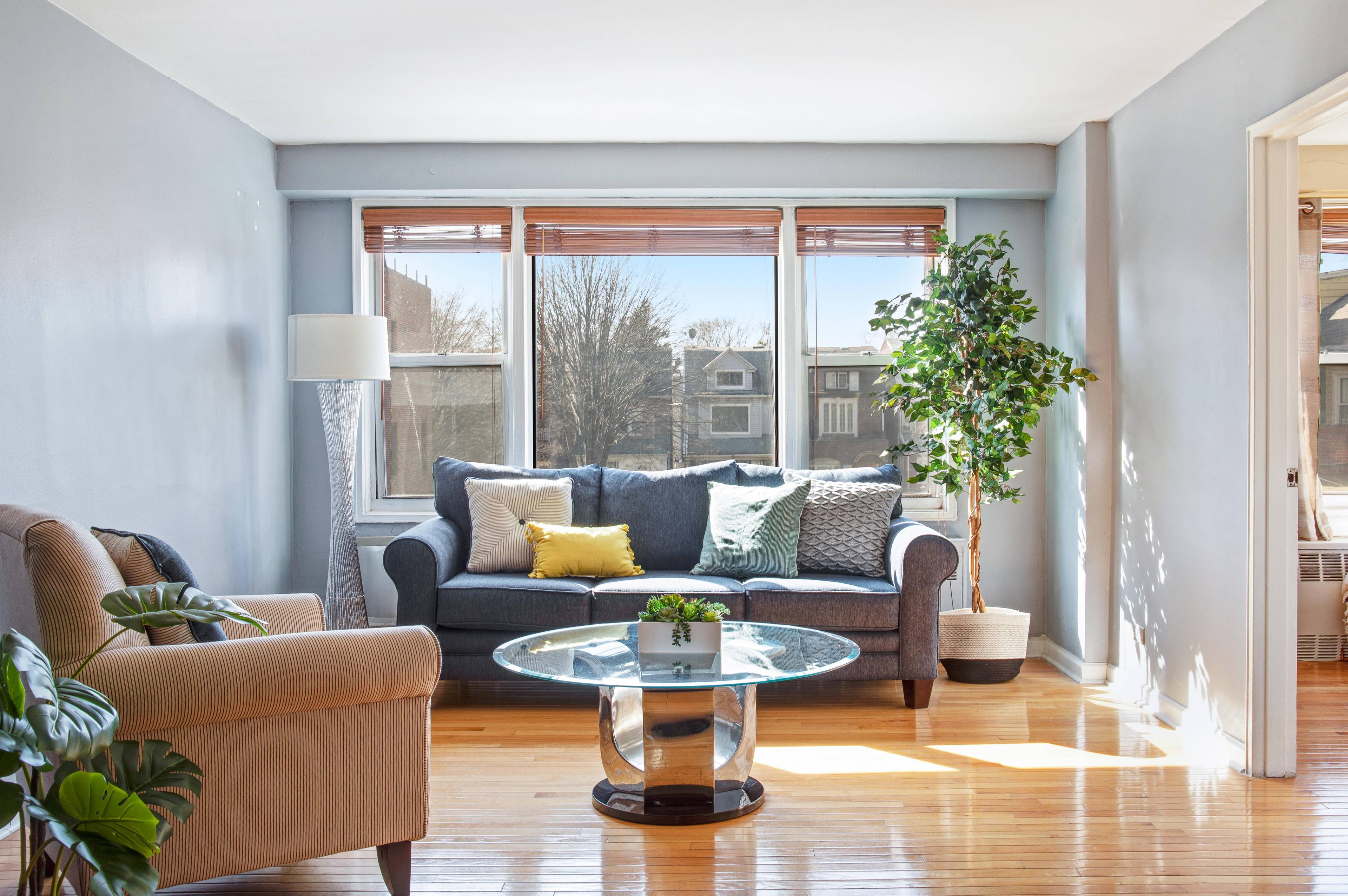 Bright 2 bedroom with balcony !