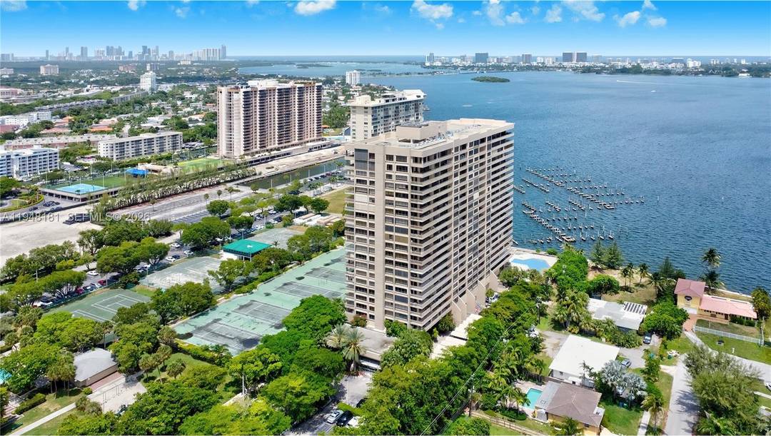 Fabulous Penthouse and guest quarters with breathtaking views of Biscayne Bay from every room !