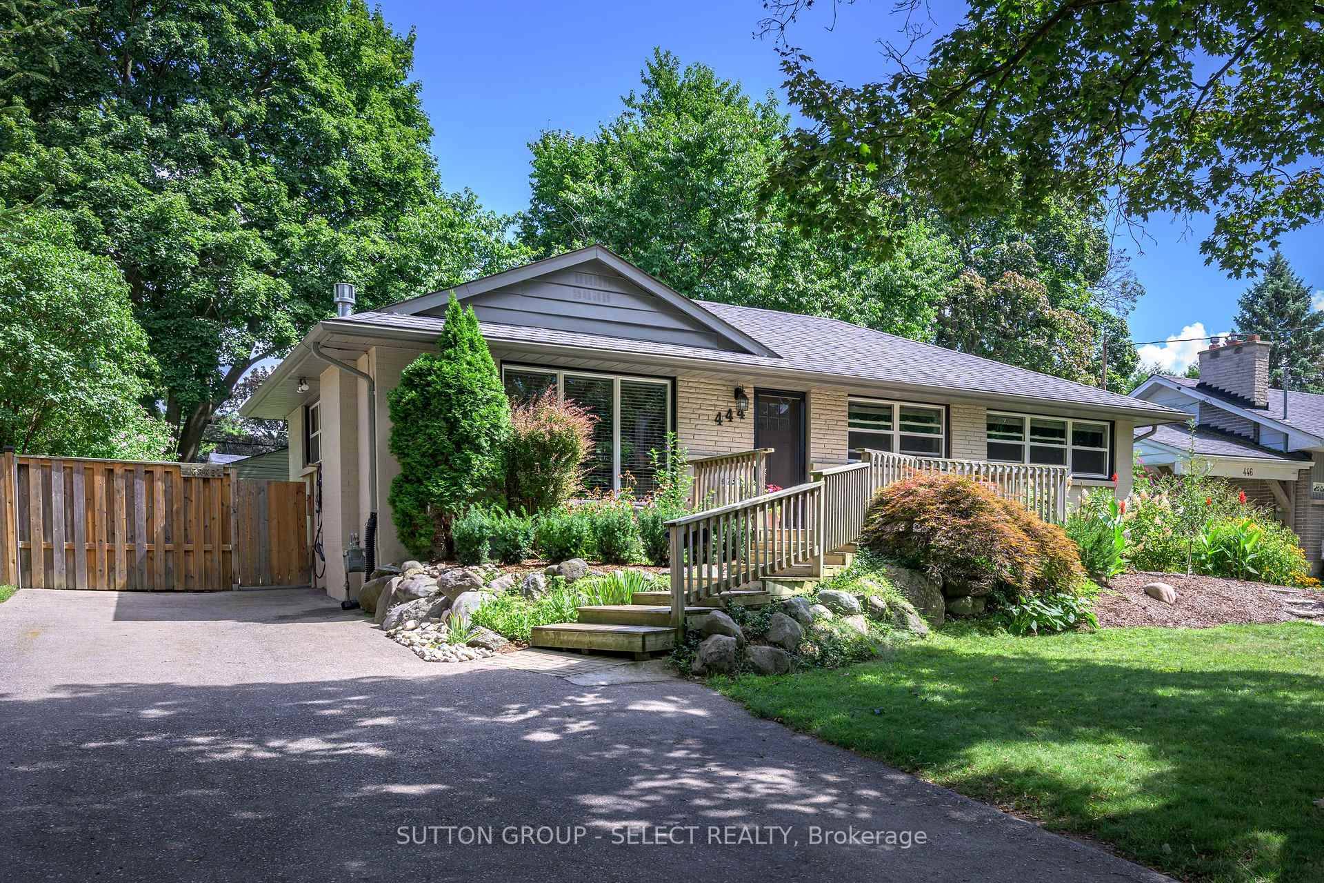 Charming All Brick Bungalow in the Heart of Byron !