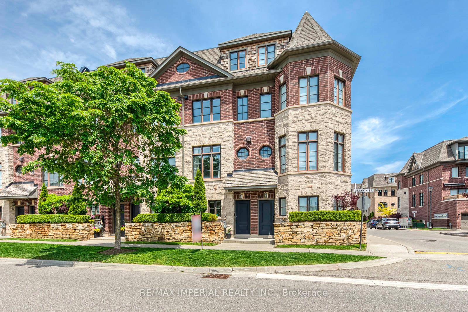 Modern Designed Townhome In Quiet Dead End Street In River Oaks !
