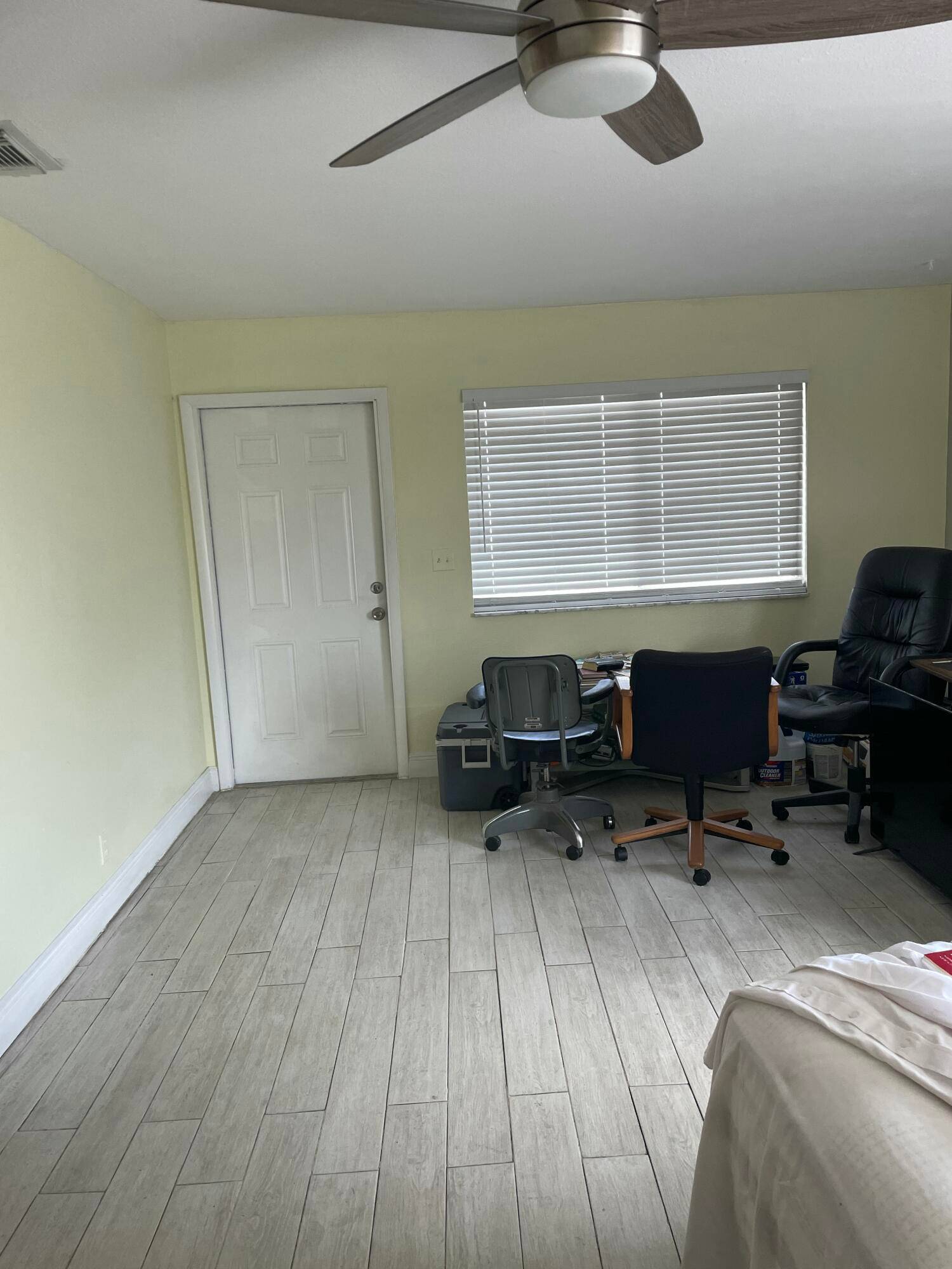 Motivated Seller Convenient location !