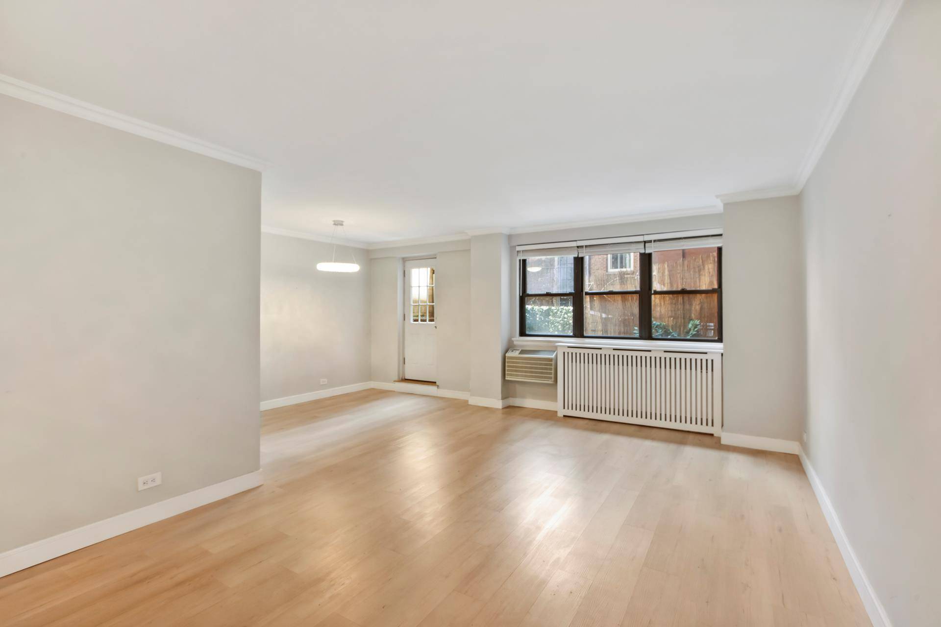 Charming Studio for rent, generous closets, separate Kitchen, dishwasher, renovated bathroom and a TERRACE !