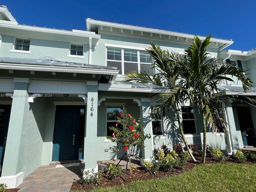 Beautiful single family townhouse, build in 2021 with a private backyard.