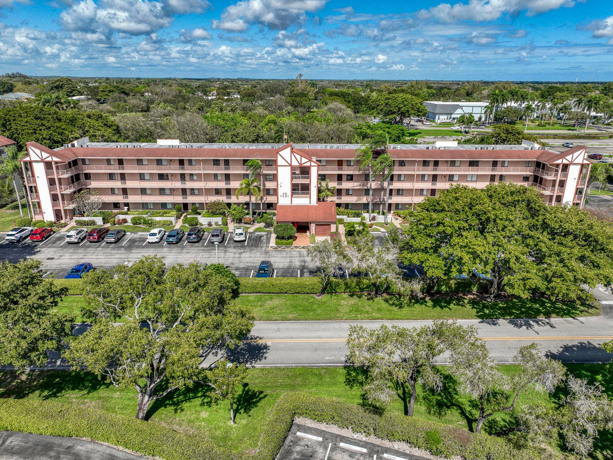 FULLY RENOVATED GEM, Garden View condo in beautiful Huntington Lakes !