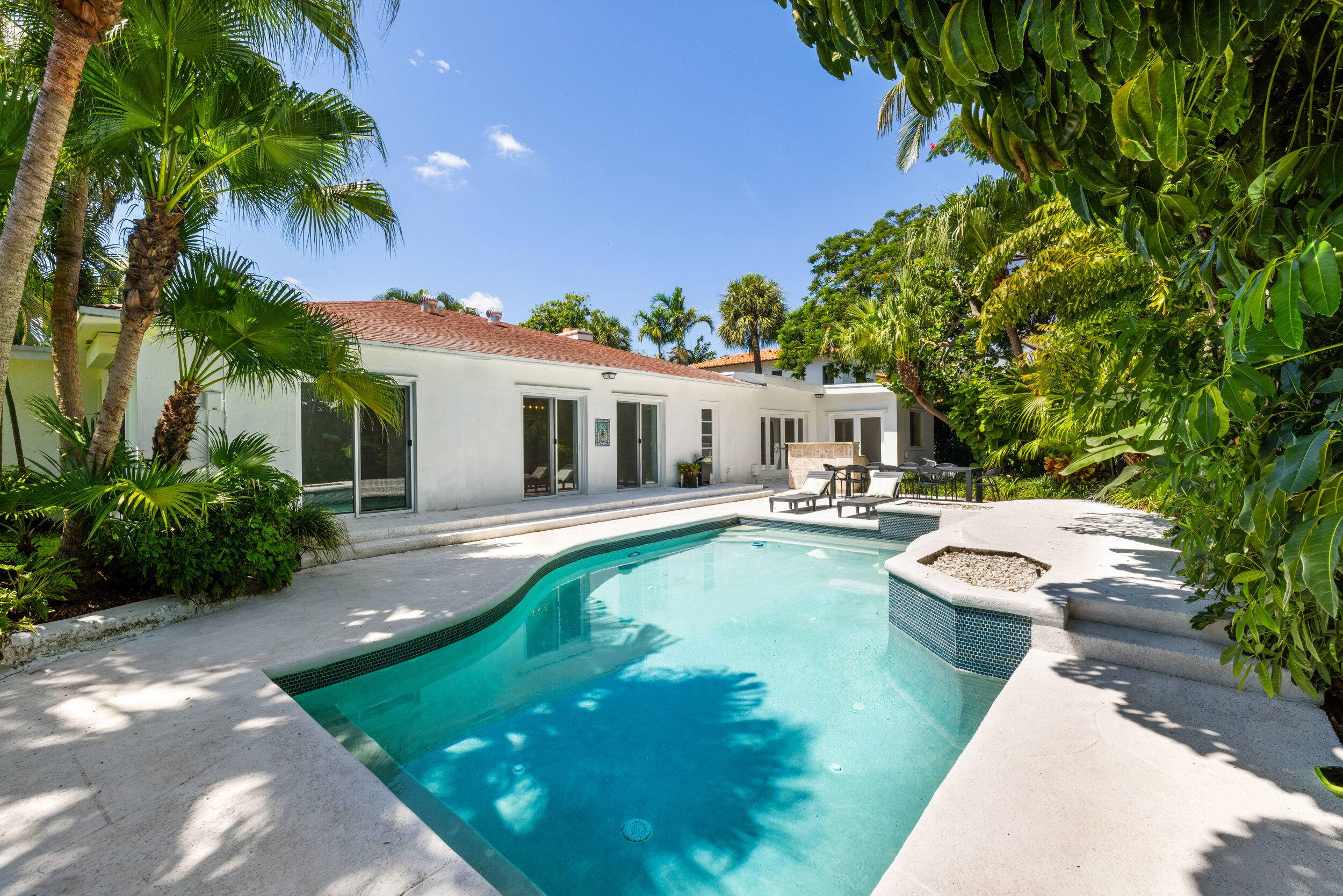 Annual Unfurnished Rental SoSo Neighborhood, West Palm BeachDiscover this spacious 5 bedroom, 3.