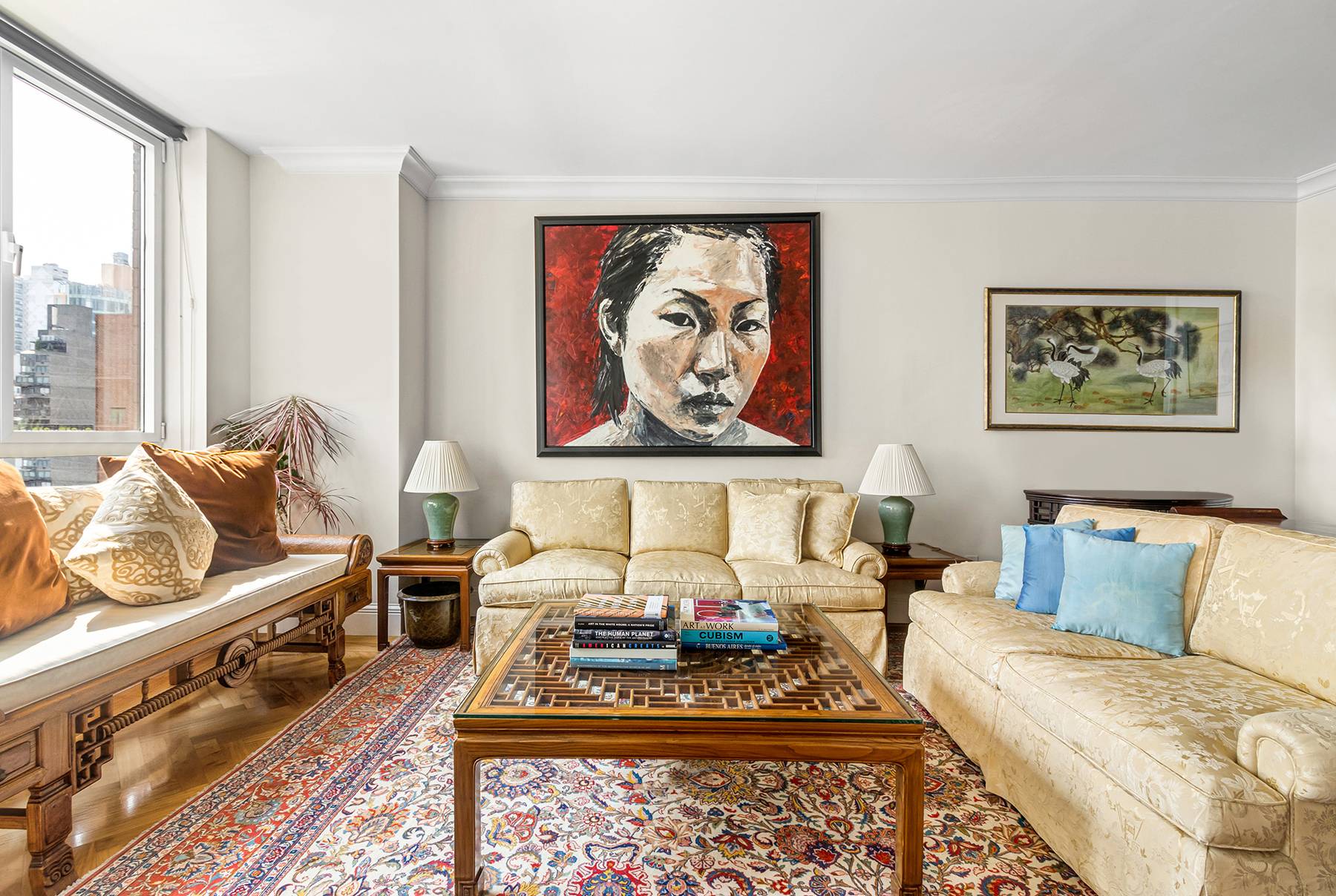 Experience luxury living in the heart of Manhattan !