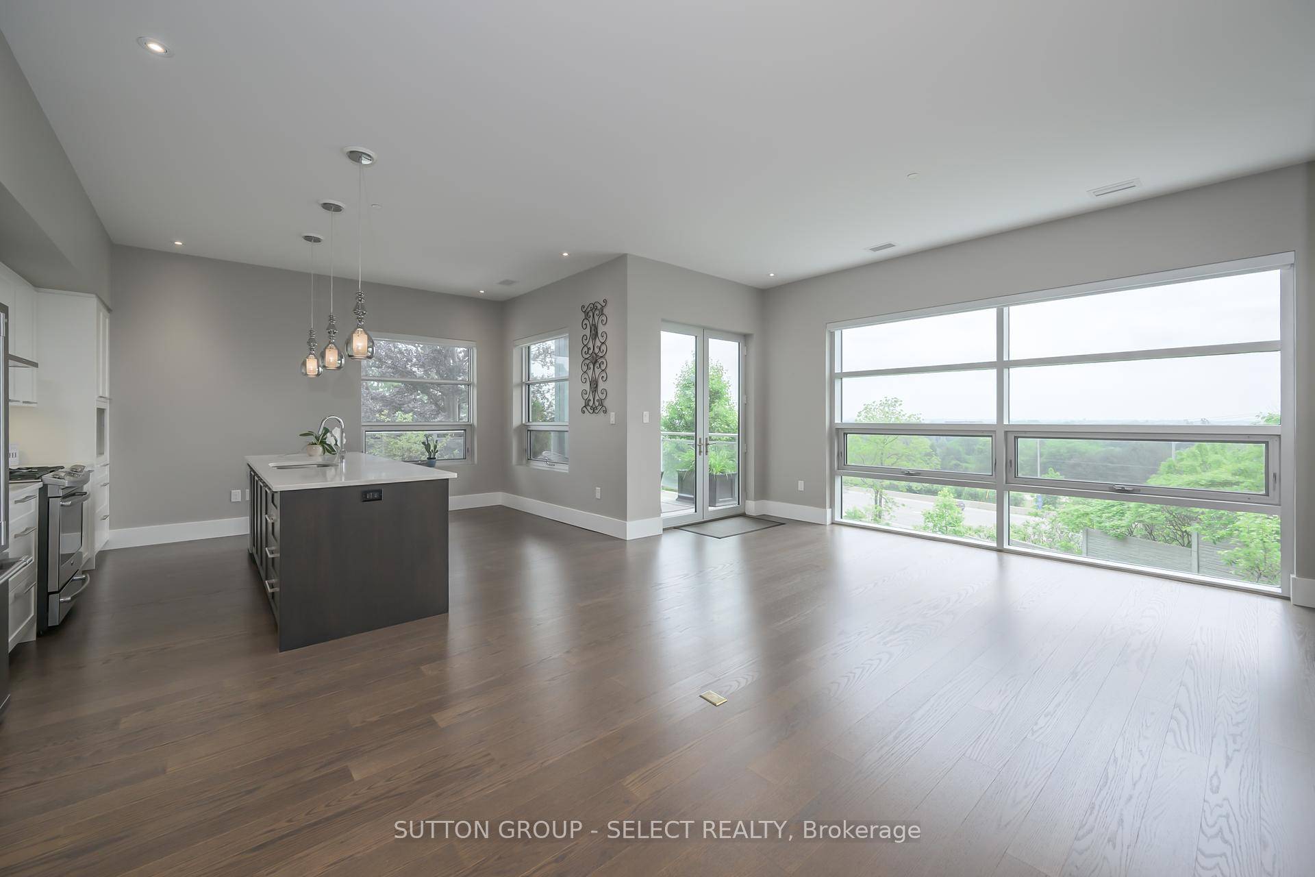 Views. Views. Views. Lovely 2 bedroom residence overlooking the city in North London !