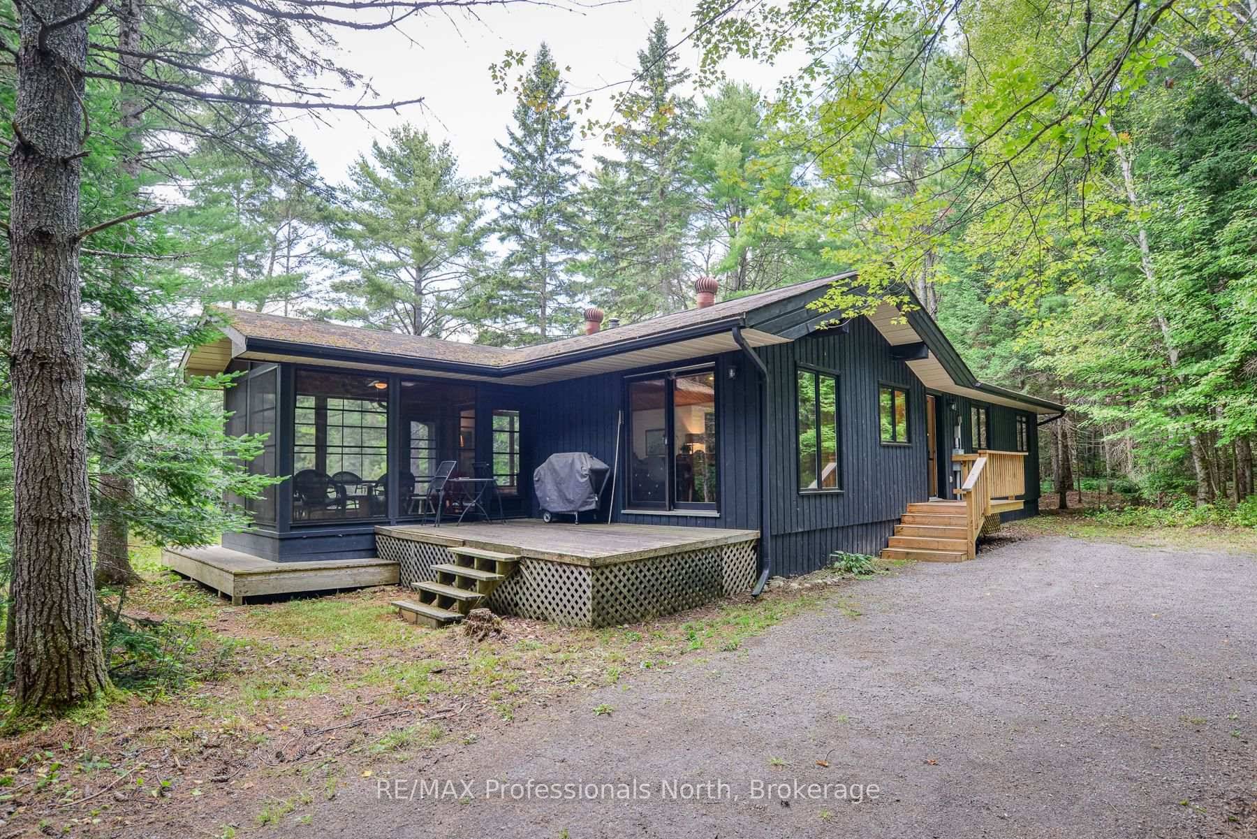 Paradise found ! Submerse yourself in tranquillity, on banks of the North Branch of the Muskoka River.