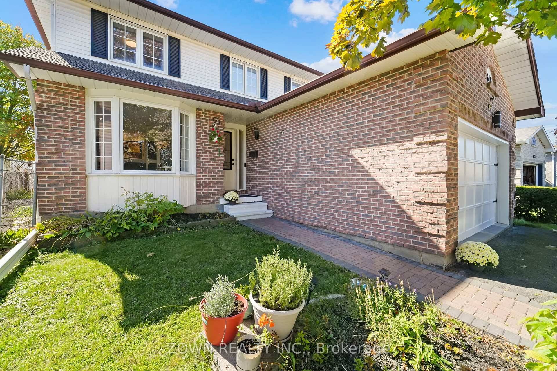 Welcome to this beautifully renovated 4 1 bedroom, 3 1 bathroom single family home located in the heart of Chapel Hill, one of Ottawa's most desirable neighbourhoods.