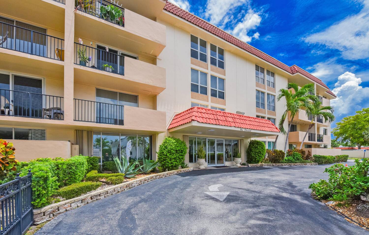 LOCATION LOCATION LOCATON 1200 sf 2 2 condo on the Island !