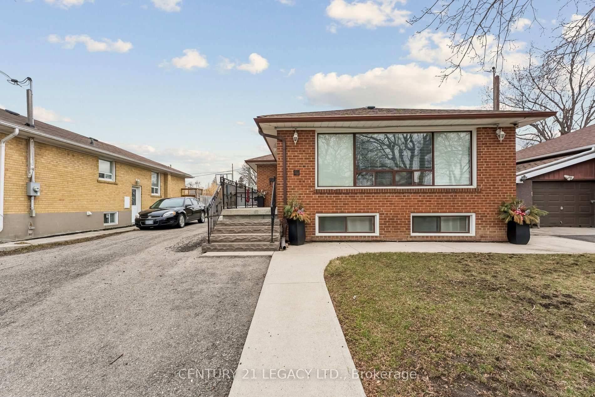 Beautiful bungalow located in desirable Brampton North, situated on a premium 50 x 100 ft lot.