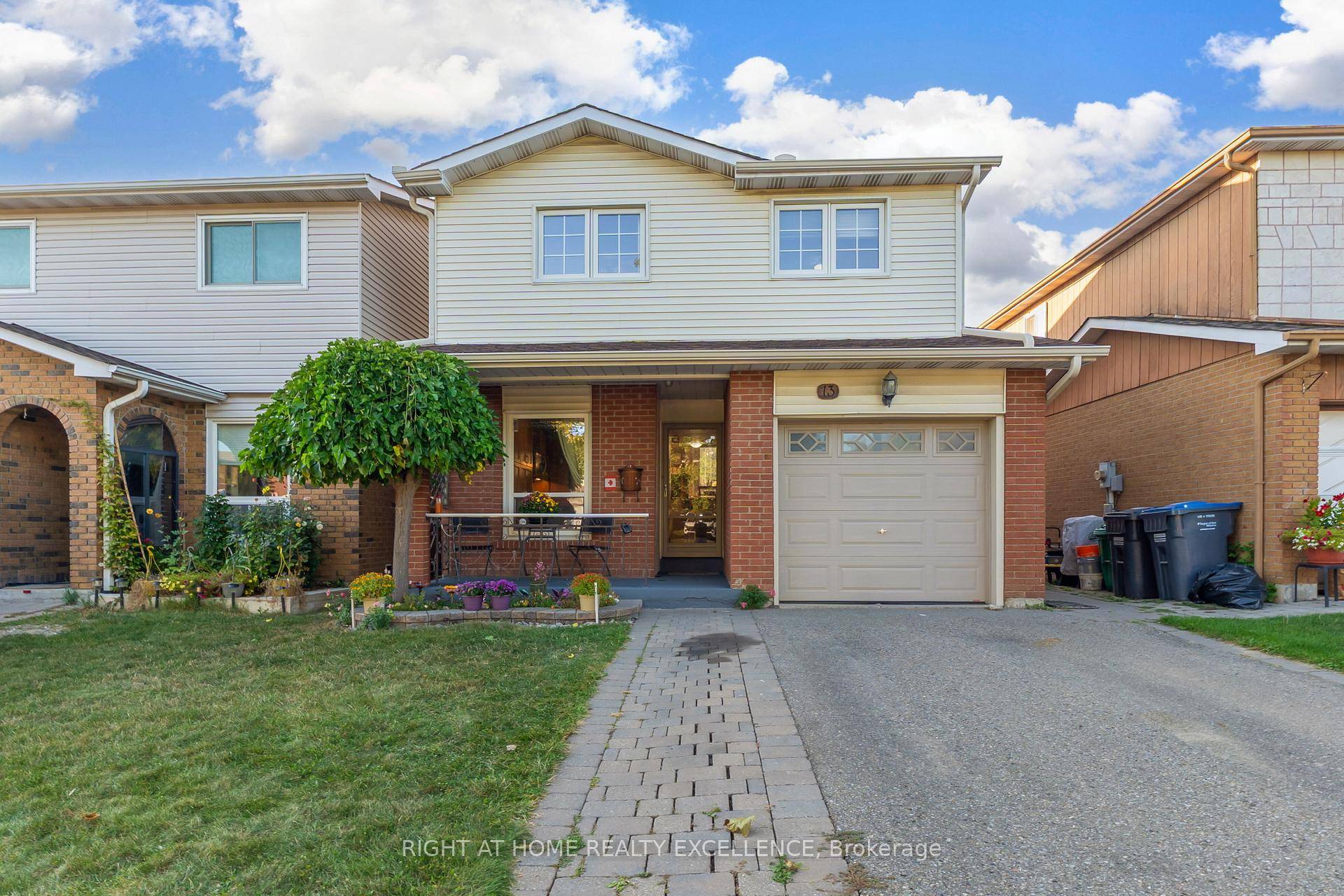 A Gorgeous Detach link House, Newly Painted Backsplit 5, An ideal buy for the first time home buyers, this house feature's everything you need to start your homeownership journey.