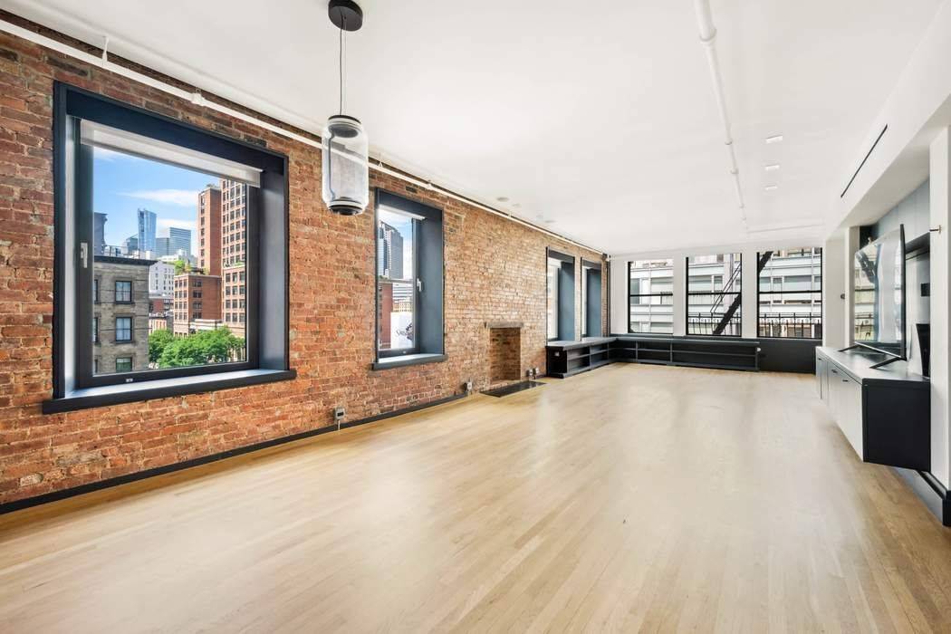 Located on a prime block of historic Soho, this alluring and meticulously renovated loft combines authentic character and high standards of modern living.