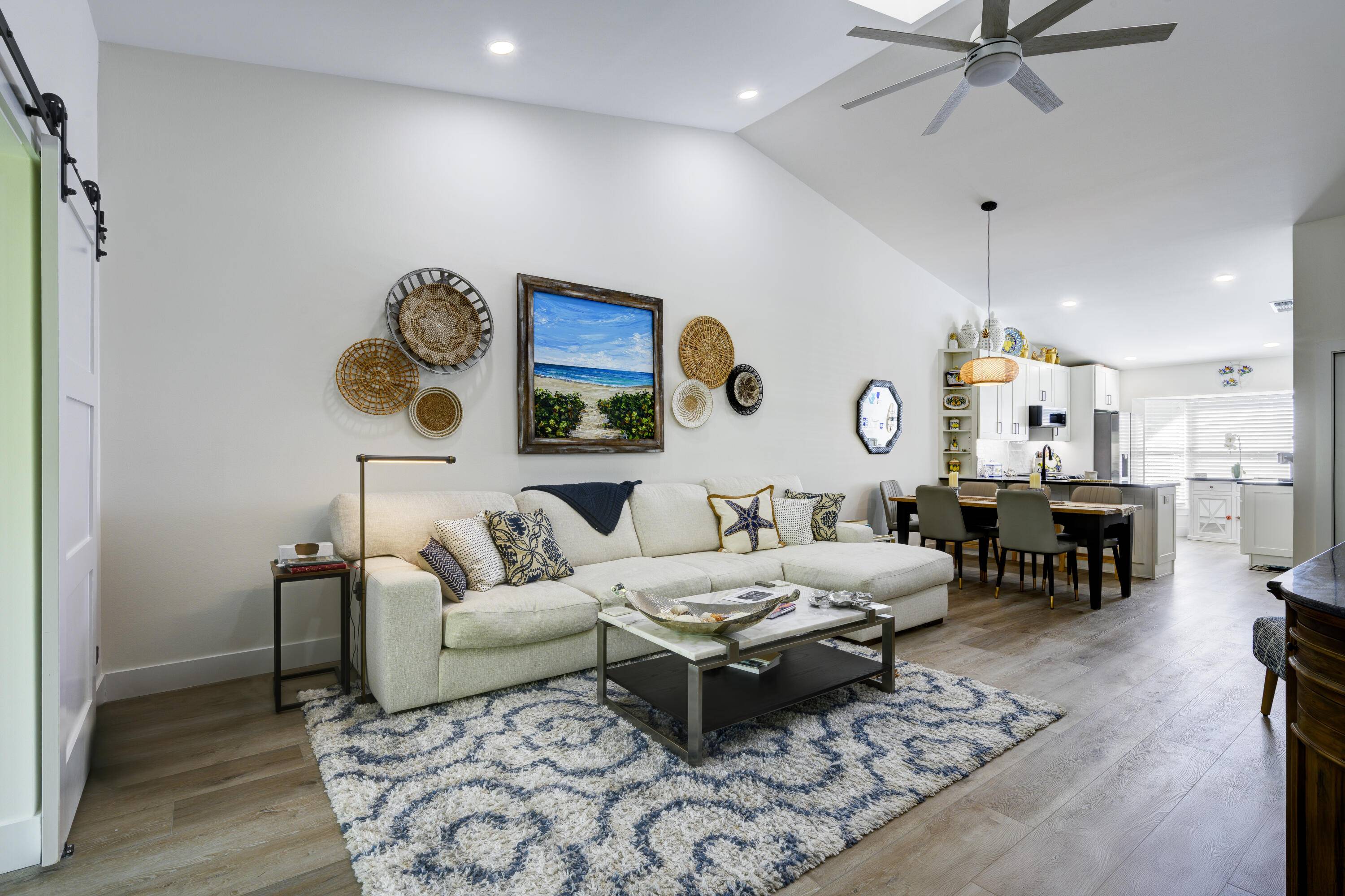 Fully renovated and beautifully maintained 2 bedroom, 2 bathroom villa located in the desirable Sea Pines community of Hobe Sound.
