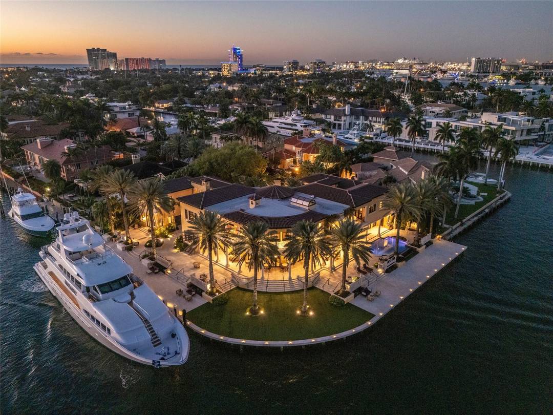 Exceptional Waterfront Point Lot !