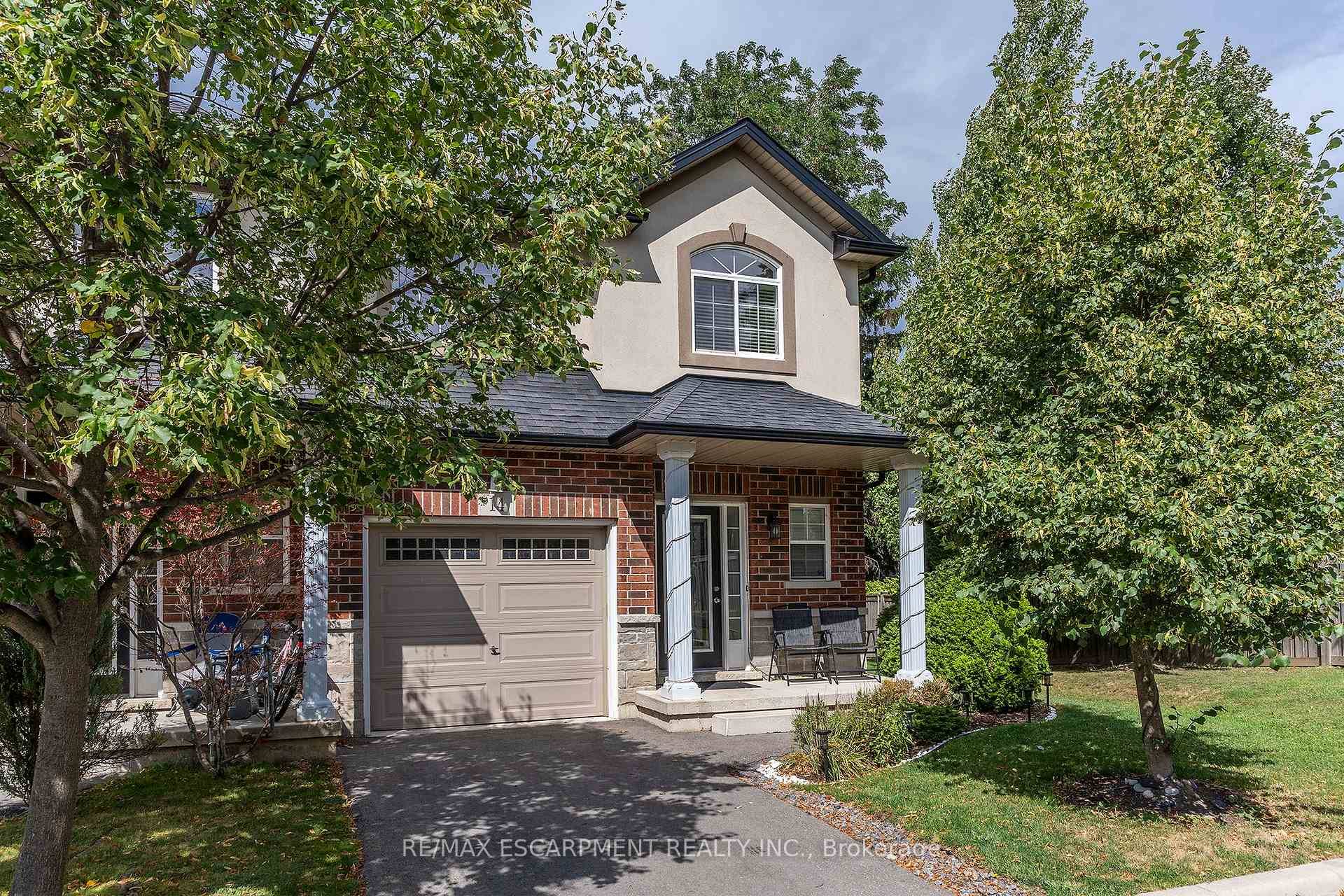 Spacious 3 1 Bed Rm, 3 1 Bath End Unit Town home in quiet 10 Ancaster Neighbourhood.