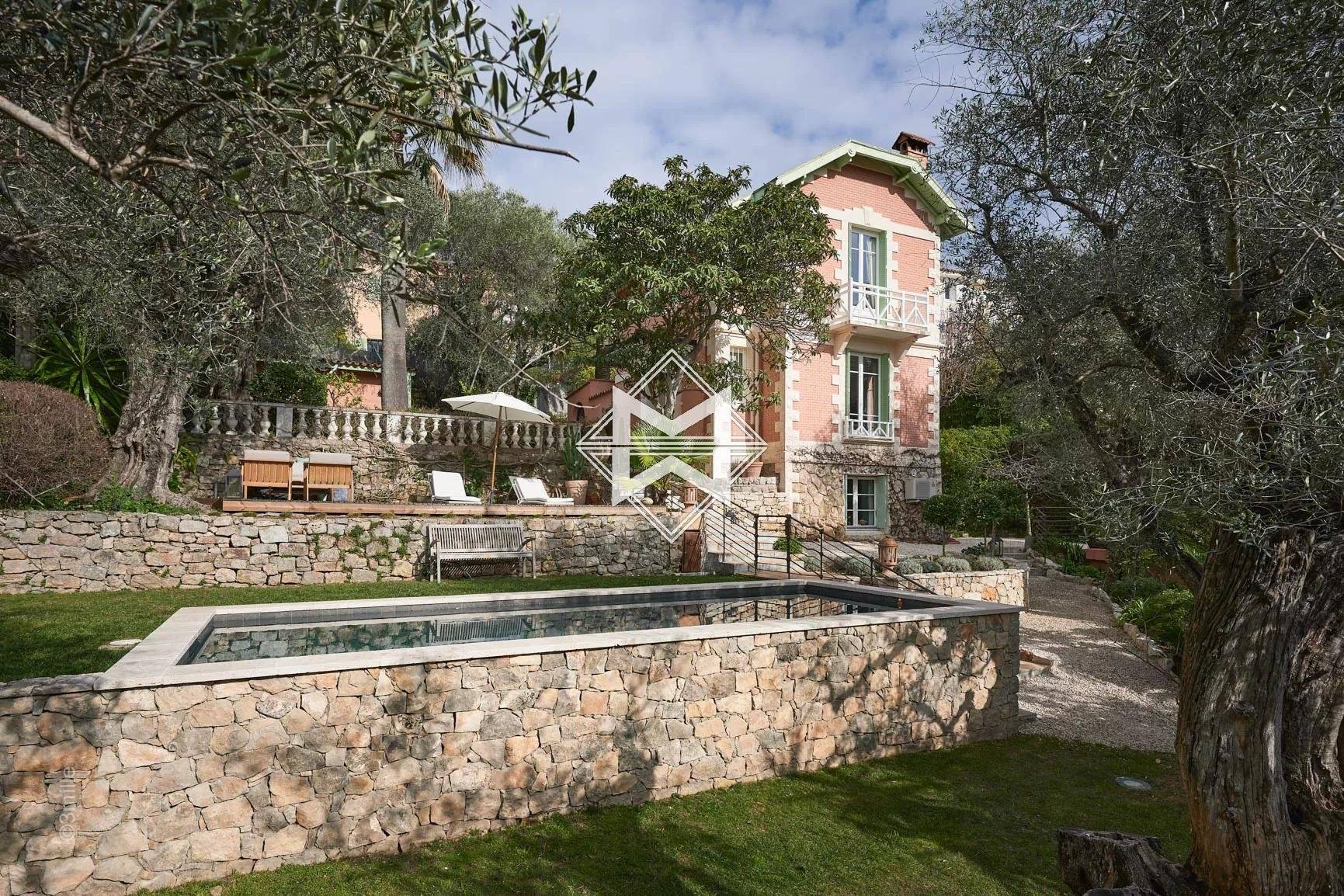 Superb bourgeois villa completely renovated close to the city center