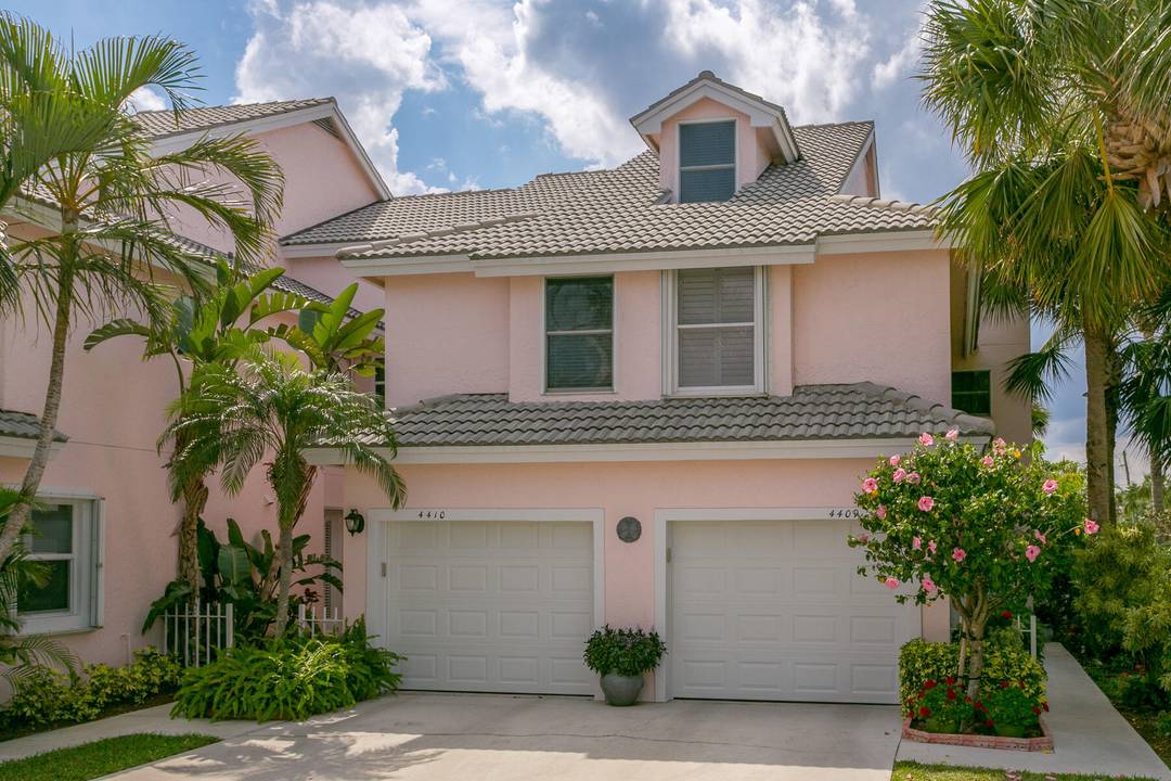 Walk to the turquoise waters of Jupiter Beach from this beautifully updated 2 level, 2 bed, 2.