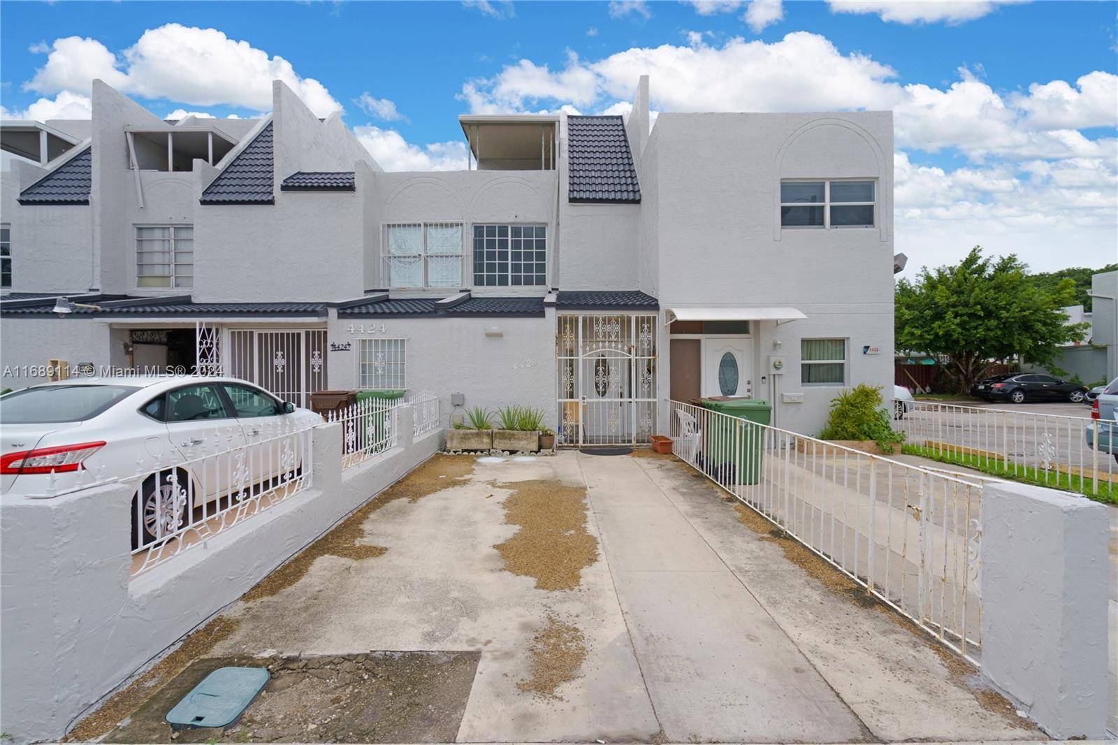 Welcome to this beautiful, large, 4bedroom 3bathroom property in the heart of Hialeah.