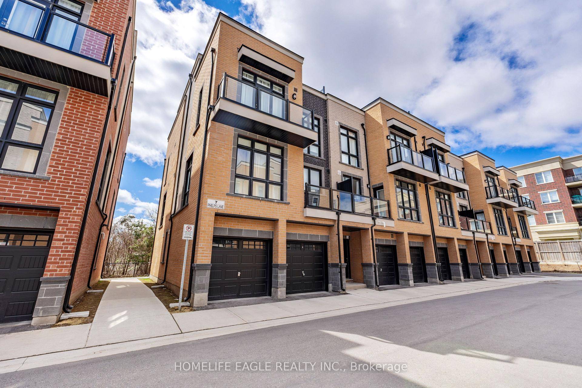 Welcome to this Beautiful End Unit Condo Townhouse In The Heart of Richmond Hill, Back To Green 1373 Sq ft Plus 2 Balconies Massive Roof Top Terrace Gas BBQ Hook ...