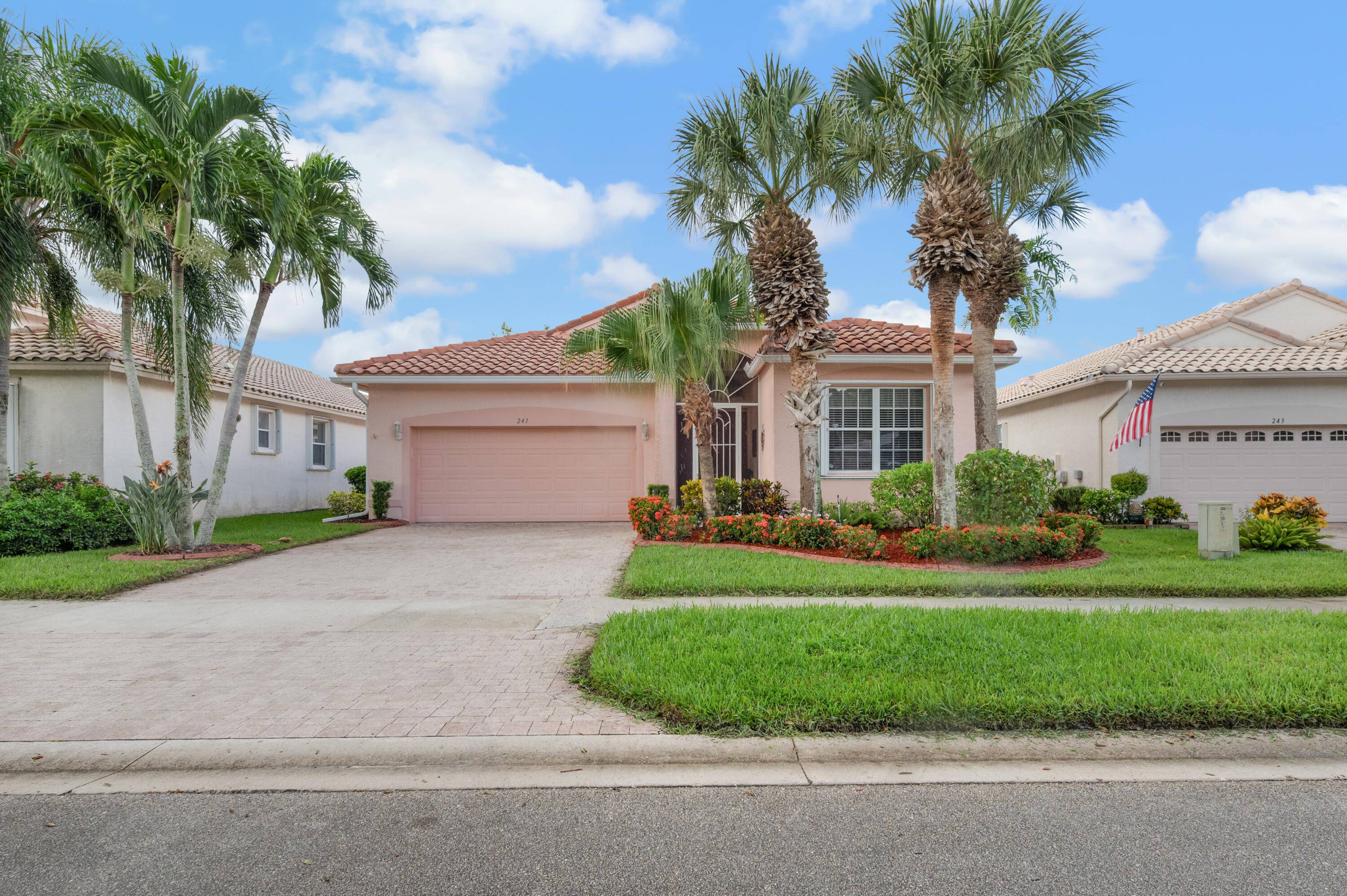 DIAMOND Model on LAKE 3 Bed, 2 Baths.