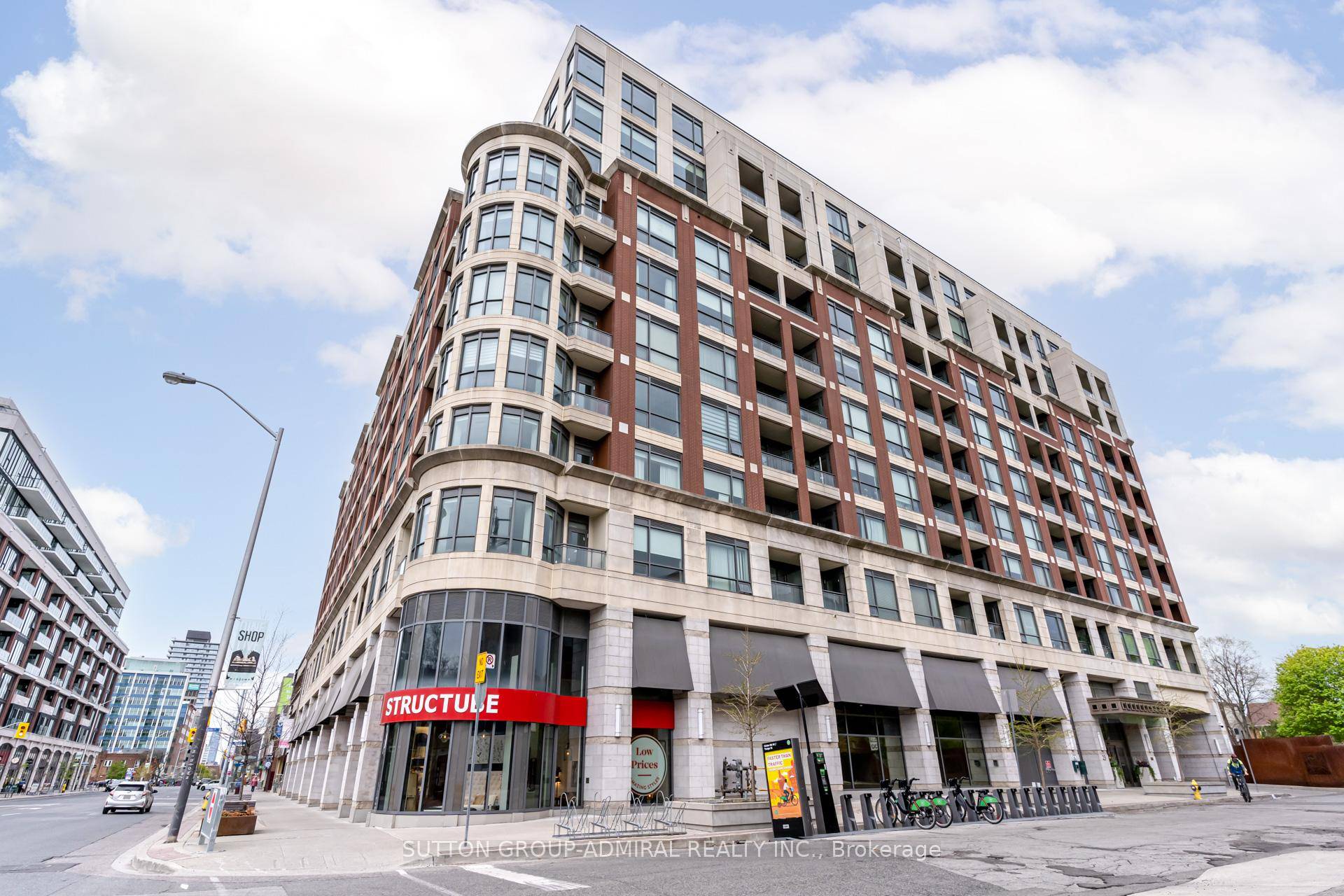Welcome To Your Penthouse Condo In The Heart Of Midtown.