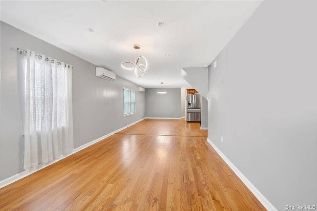 SPACIOUS, STYLISH, and MODERN LUXURY Exclusive Gem !