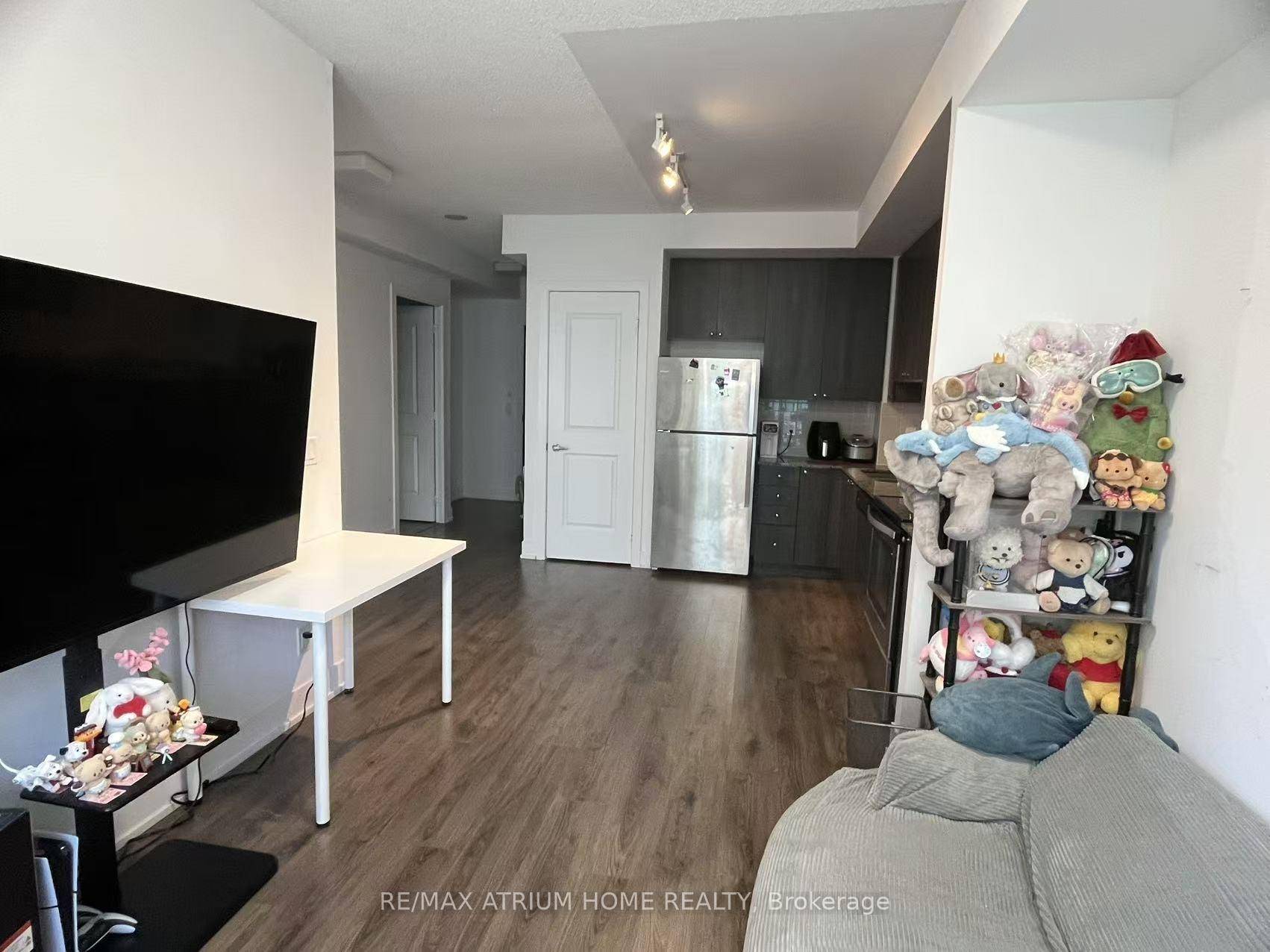 1 Bedroom Condo, East View, Walking Distance To Davisville Subway, TTC, Shops, Restaurants And Much More !