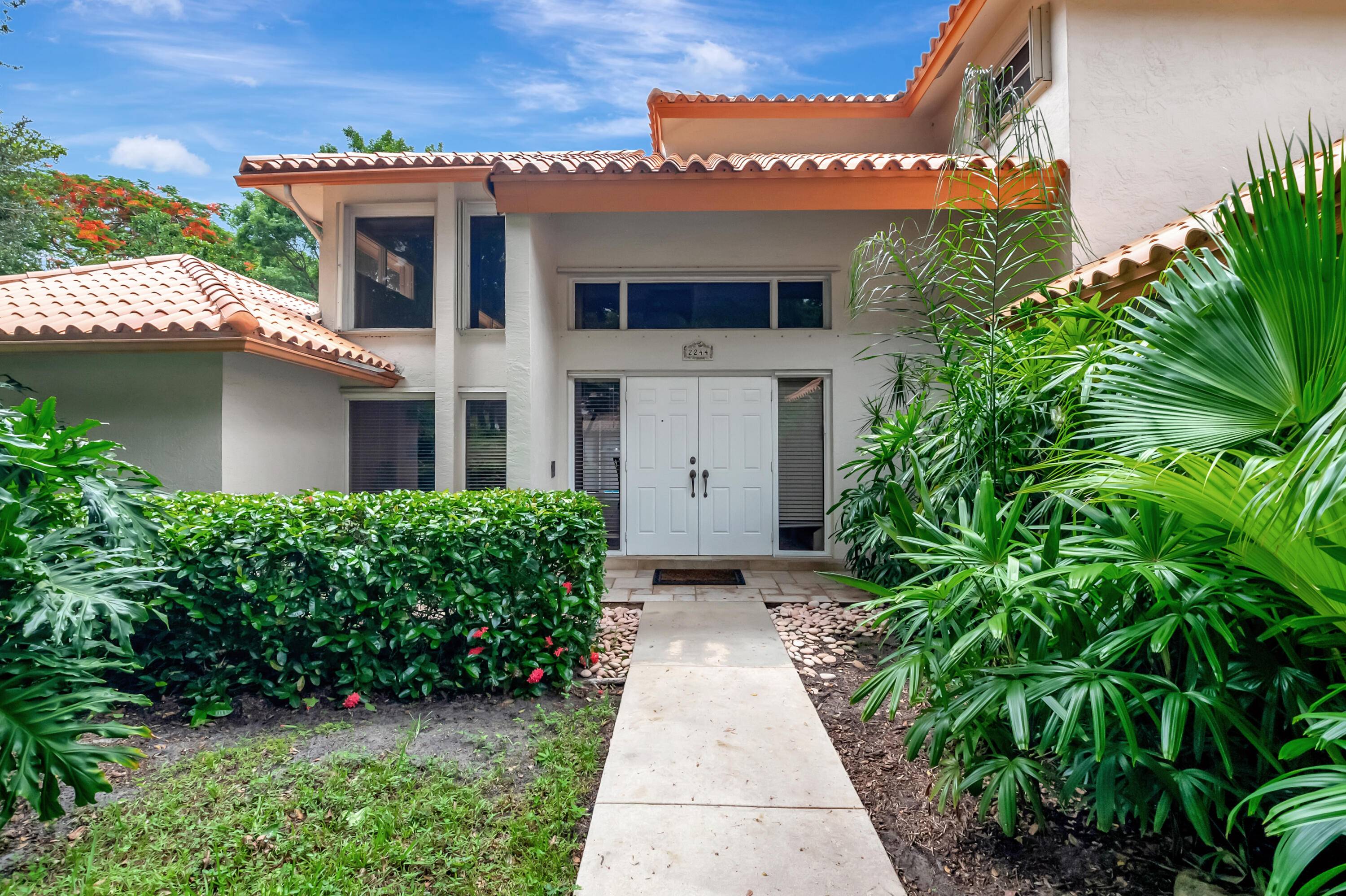 Great unfurnished annual rental in beautiful Millpond, Boca Raton.