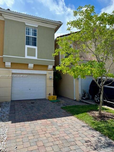 This property offers 3 rooms and 2 bathrooms and half bath a functional layout 2nd areas full of natural light, perfect for day to day and entertainment.