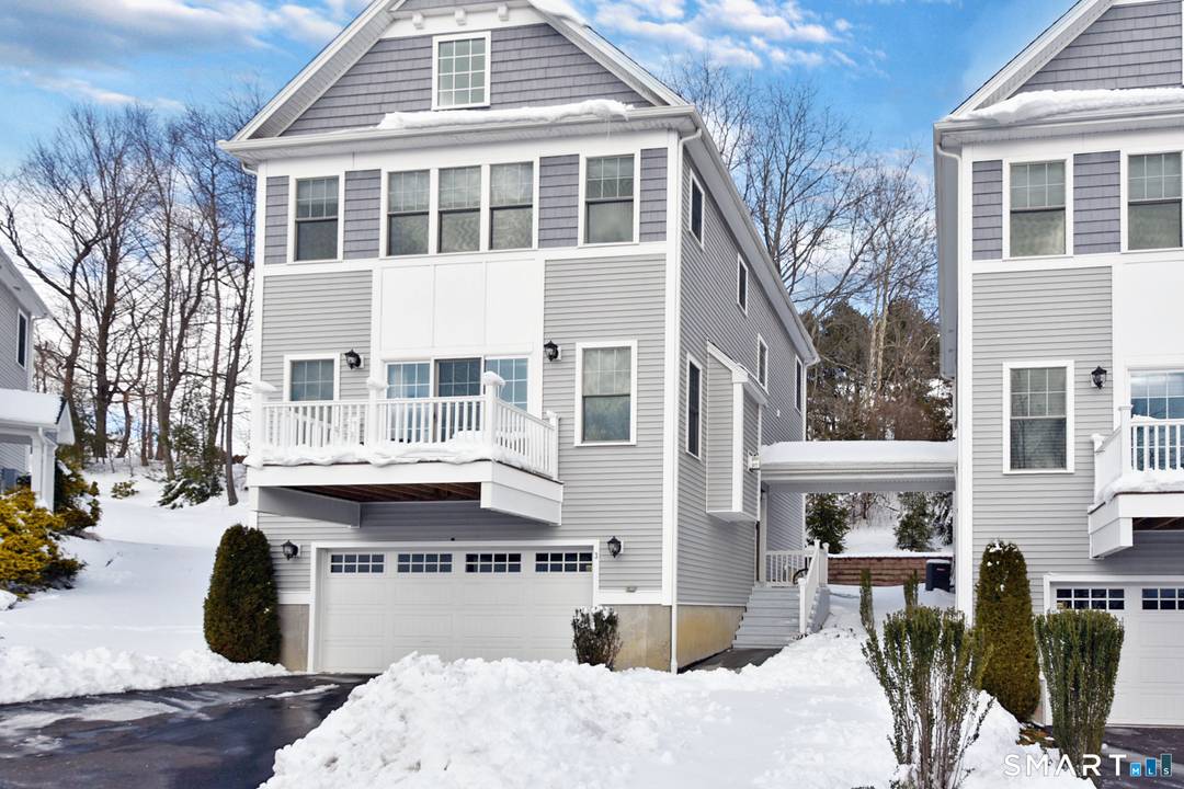 Welcome home to beautiful Water's Edge !