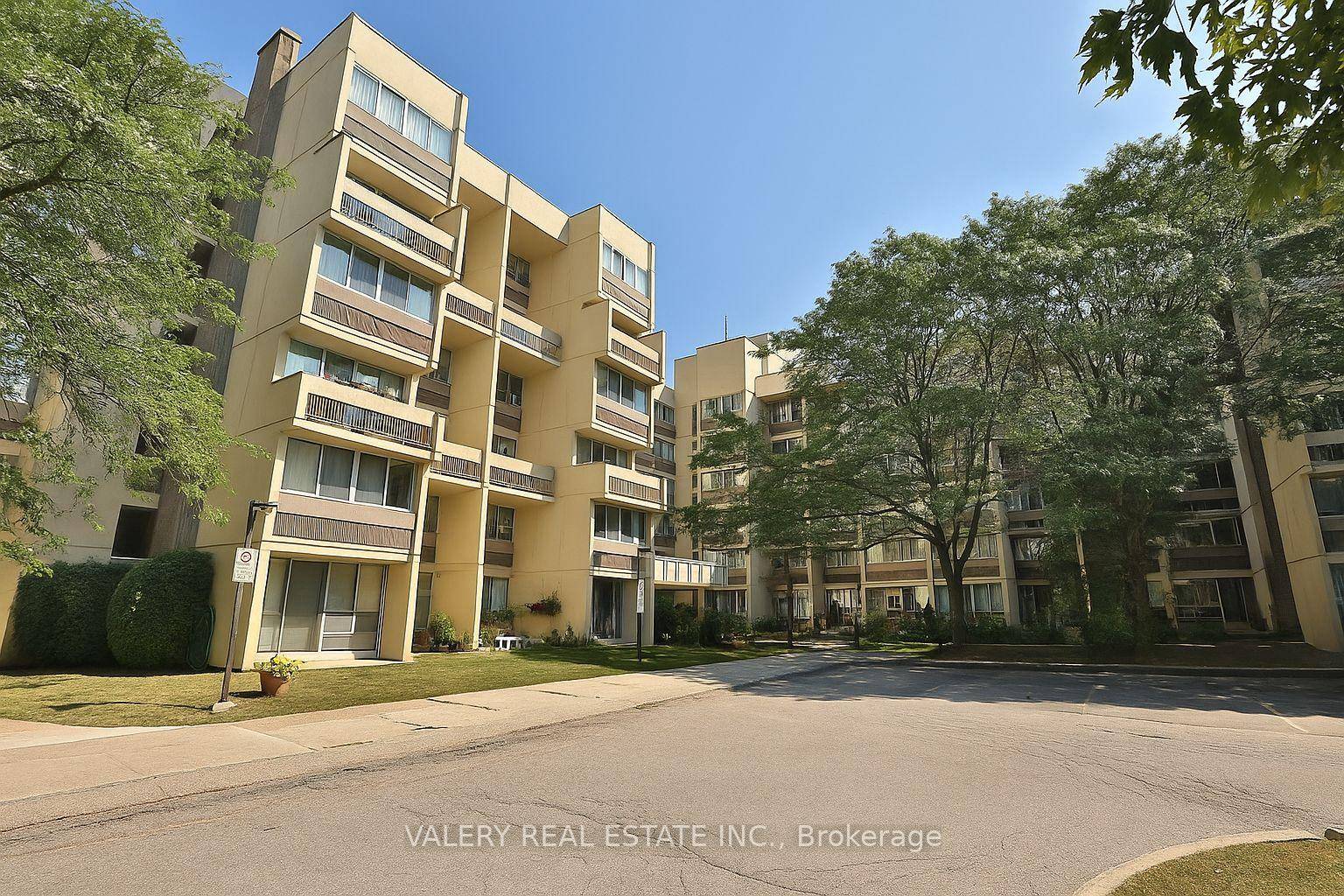 Spacious 3 bedroom plus den 2 storey condo for lease in a prime Oakville location offering over 1300 square feet of bright open concept living space.