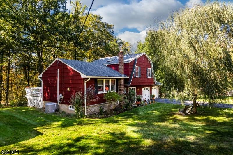 Welcome to the most charming home in the desirable In the Valley neighborhood.