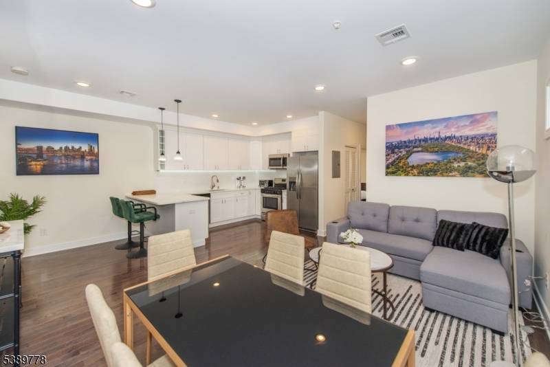 this spacious apt, features threet bedrooms two full baths, living room, Enjoy a beatiful open concept kitchen with stailess steel appliances, including dishwasher, the apartment is gorgues, alson laundry washer ...