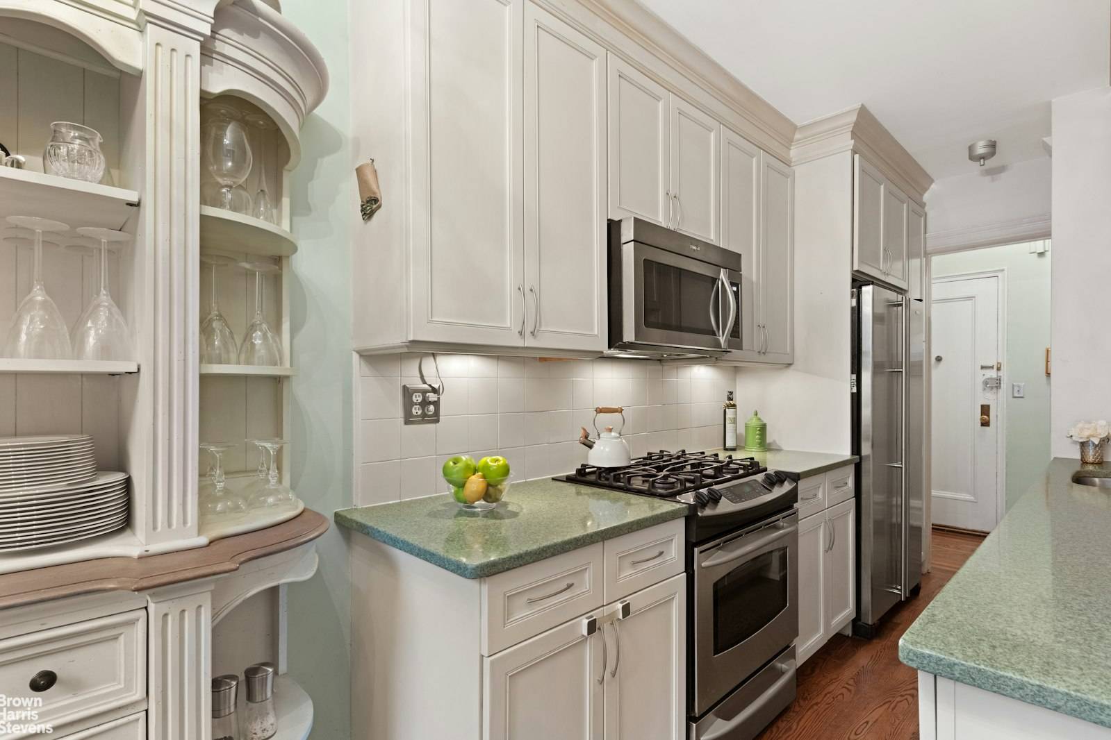 2BR VALUE 929k ! with sunshine vus !